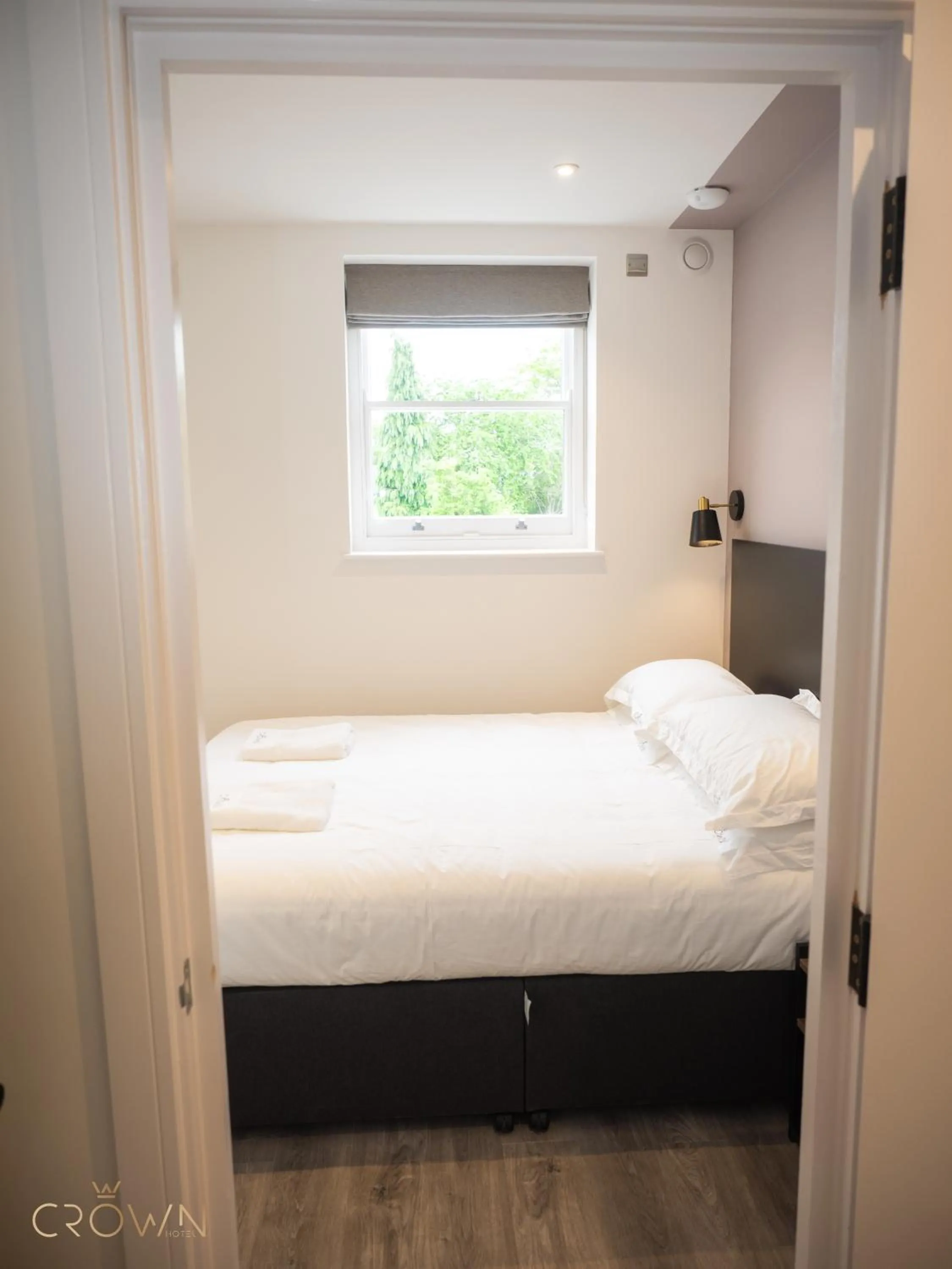 Bedroom, Bed in Crown Hotel