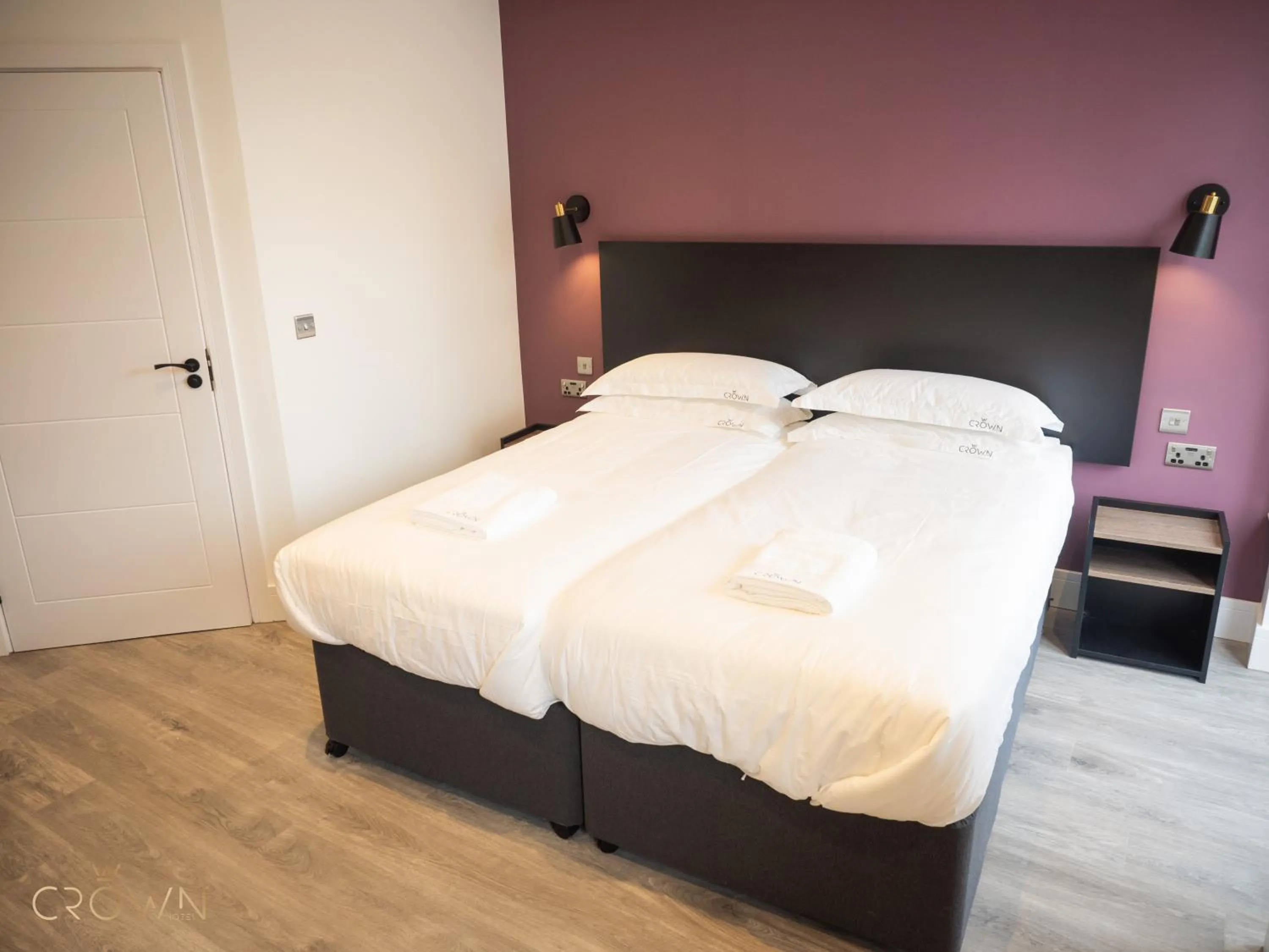 Bedroom, Bed in Crown Hotel