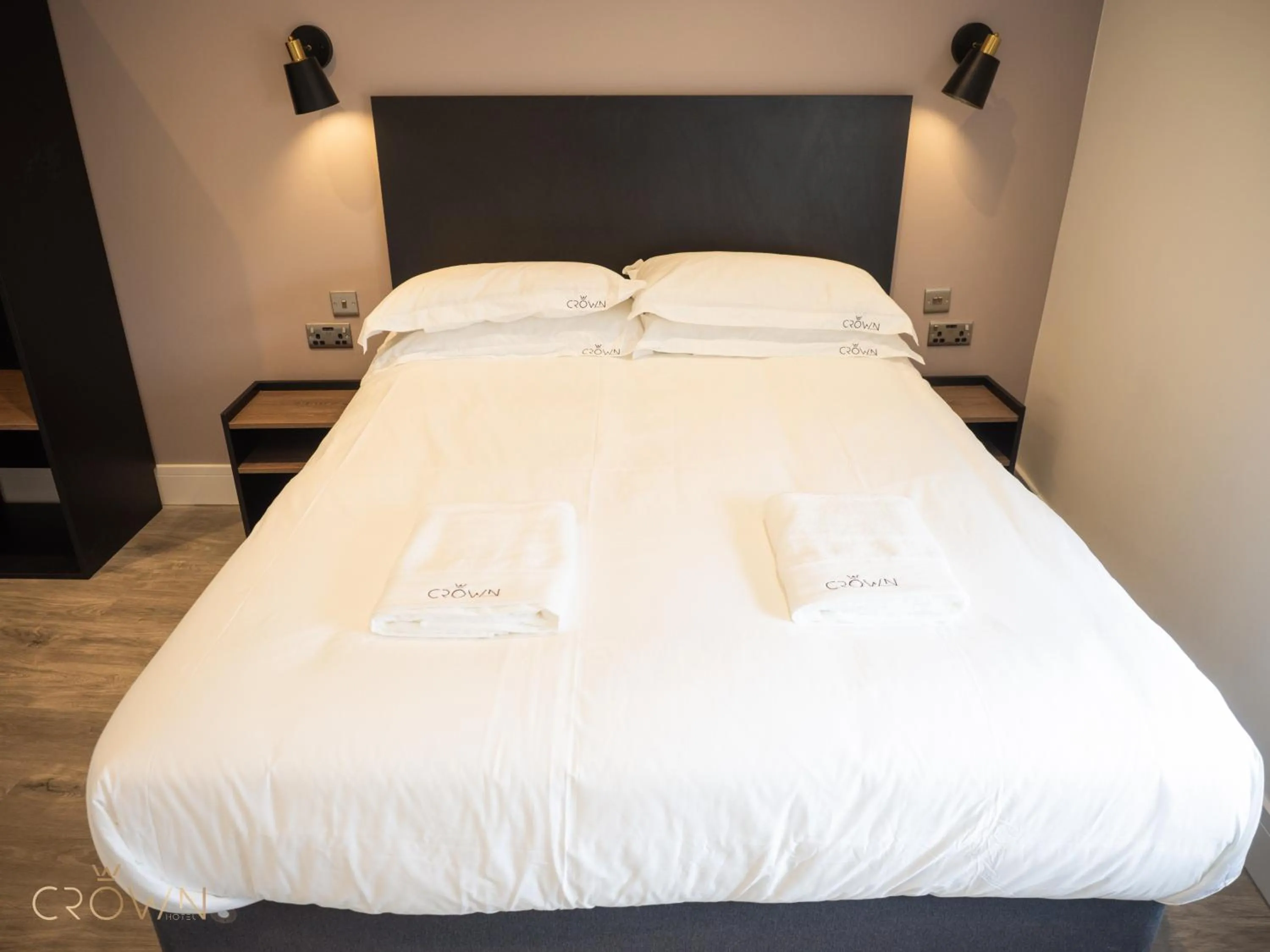 Bedroom, Bed in Crown Hotel