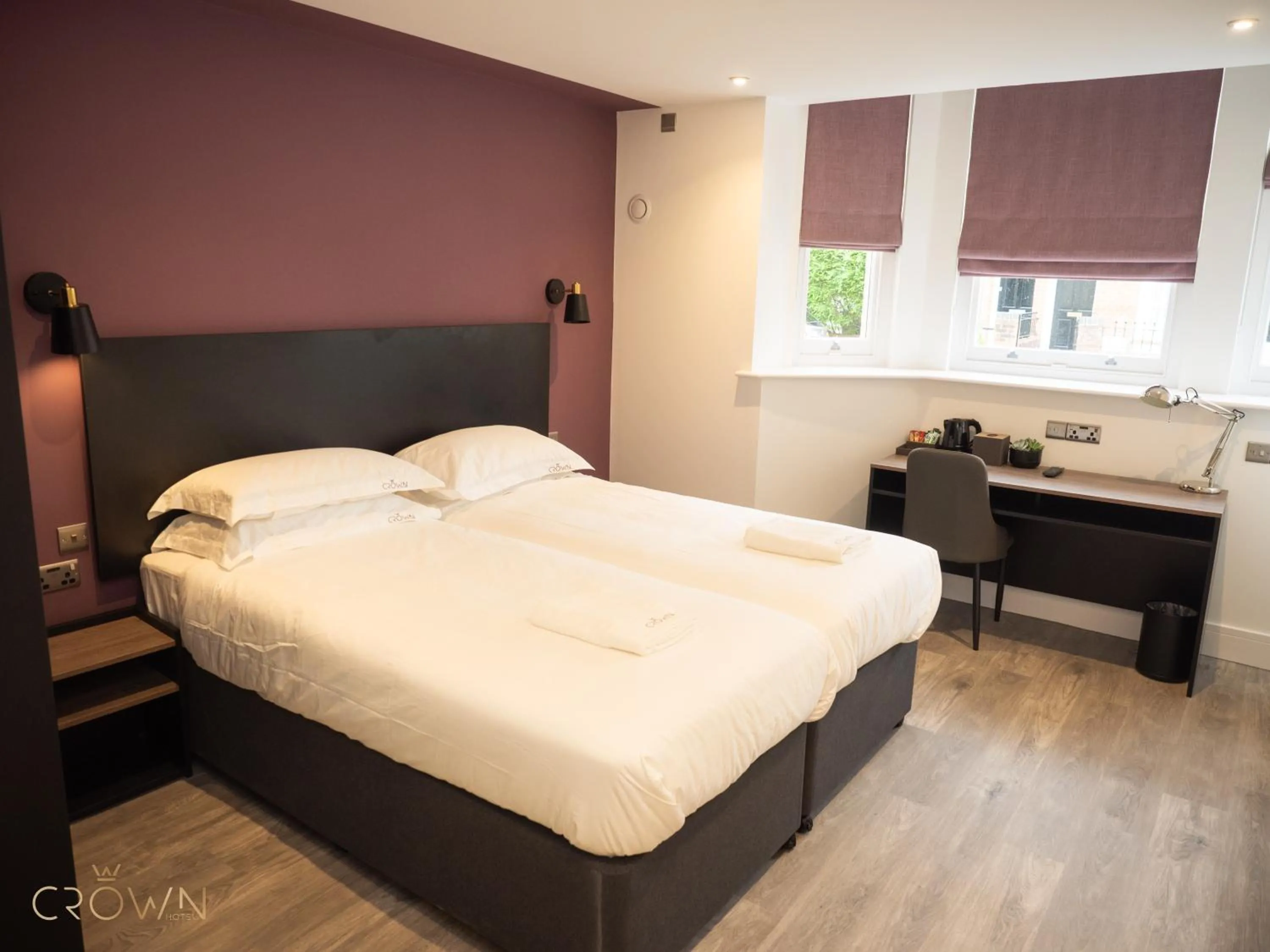 Bedroom, Bed in Crown Hotel