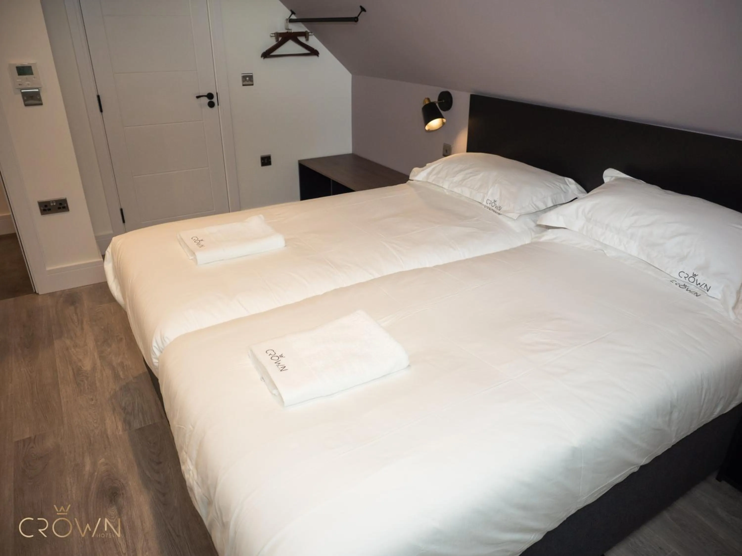 Bedroom, Bed in Crown Hotel