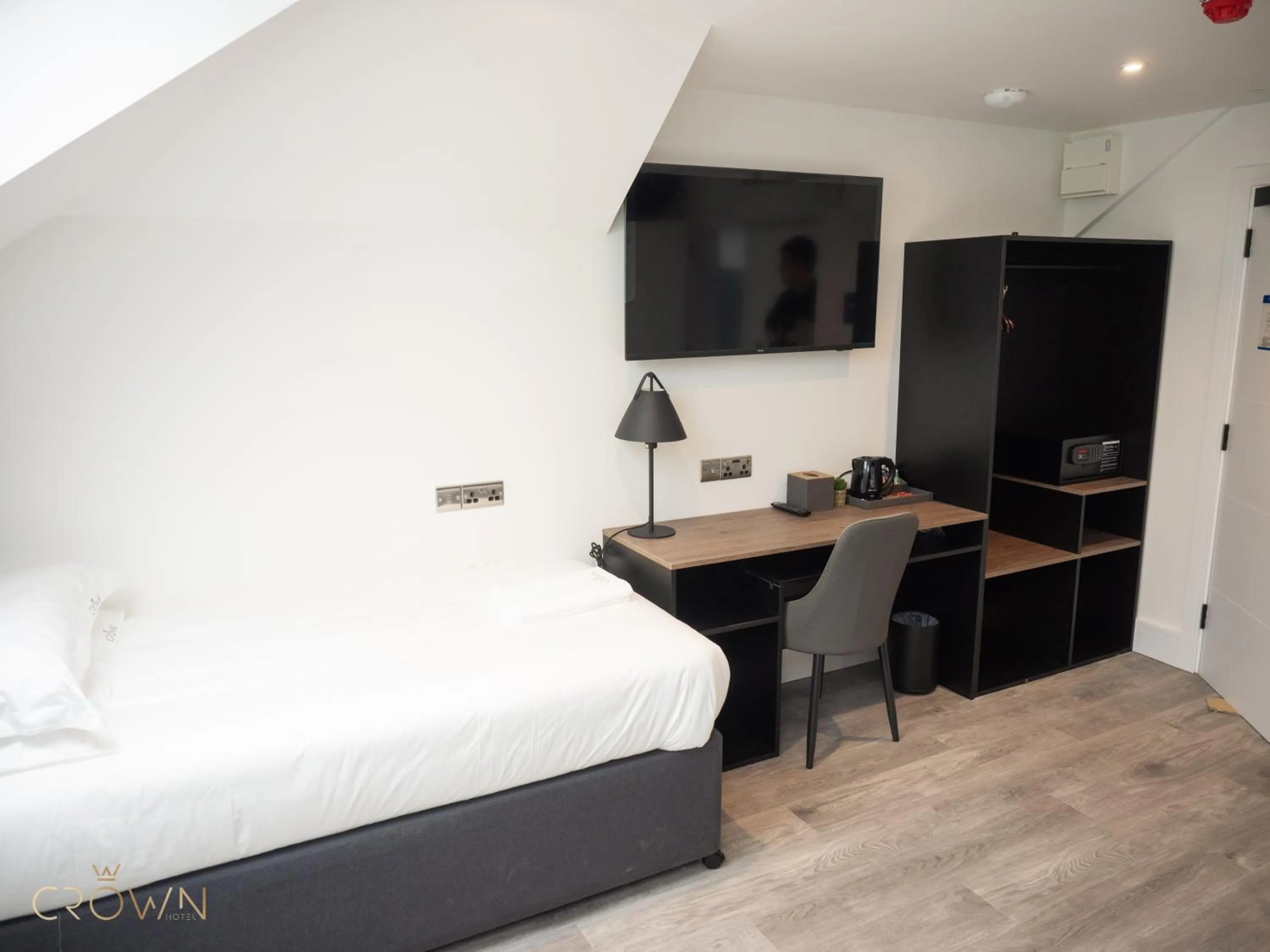 Bedroom, Bed in Crown Hotel