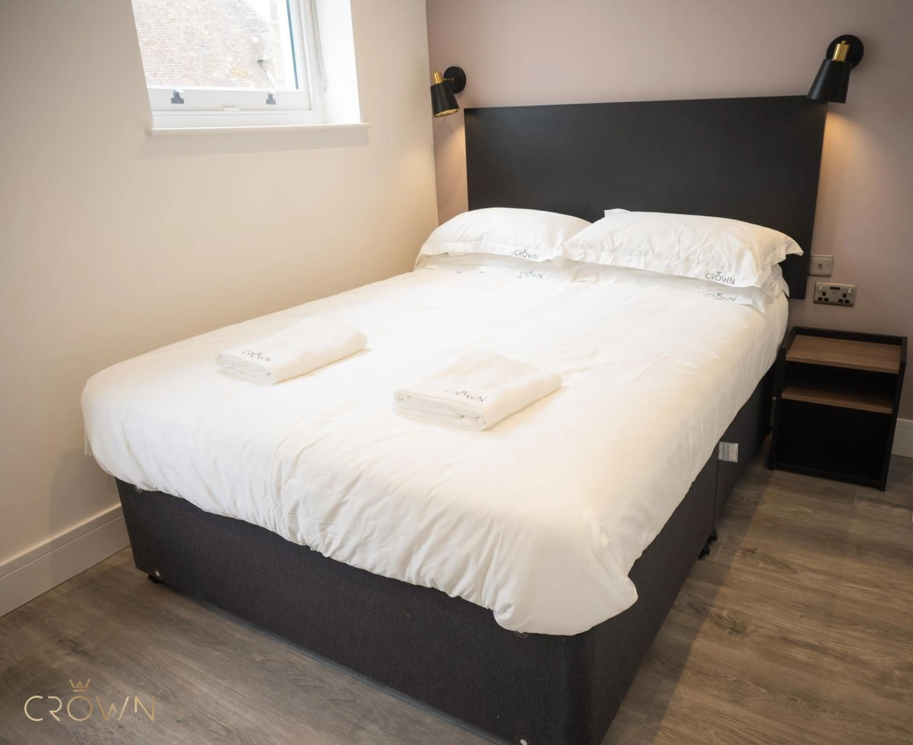 Bedroom, Bed in Crown Hotel