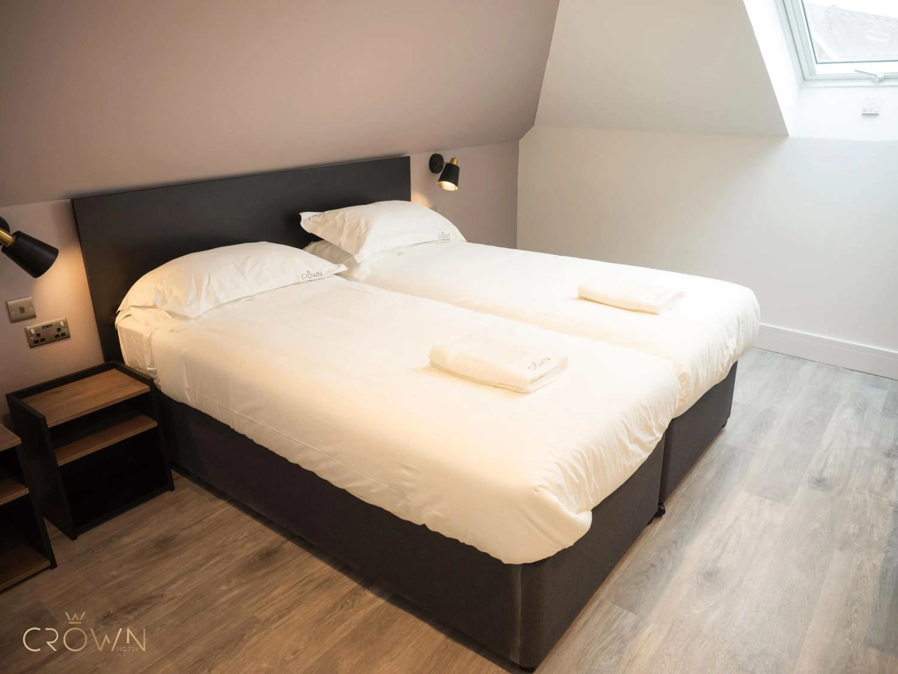 Bedroom, Bed in Crown Hotel