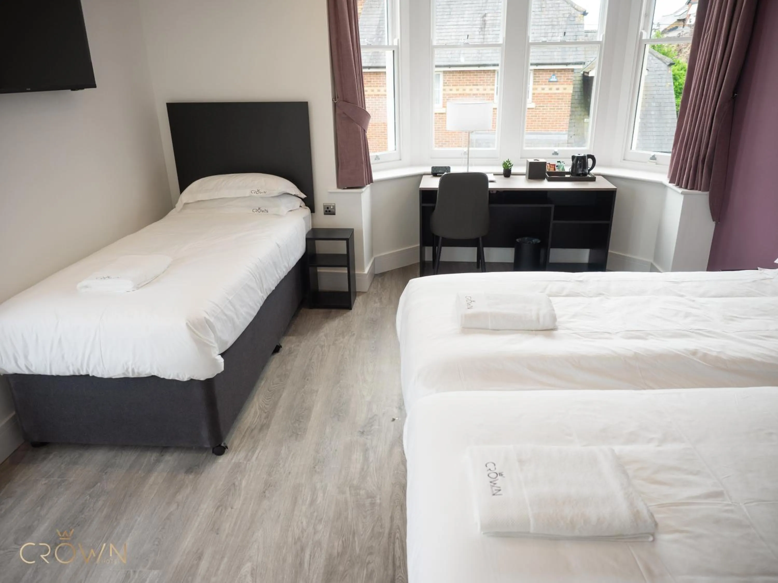 Bedroom, Bed in Crown Hotel