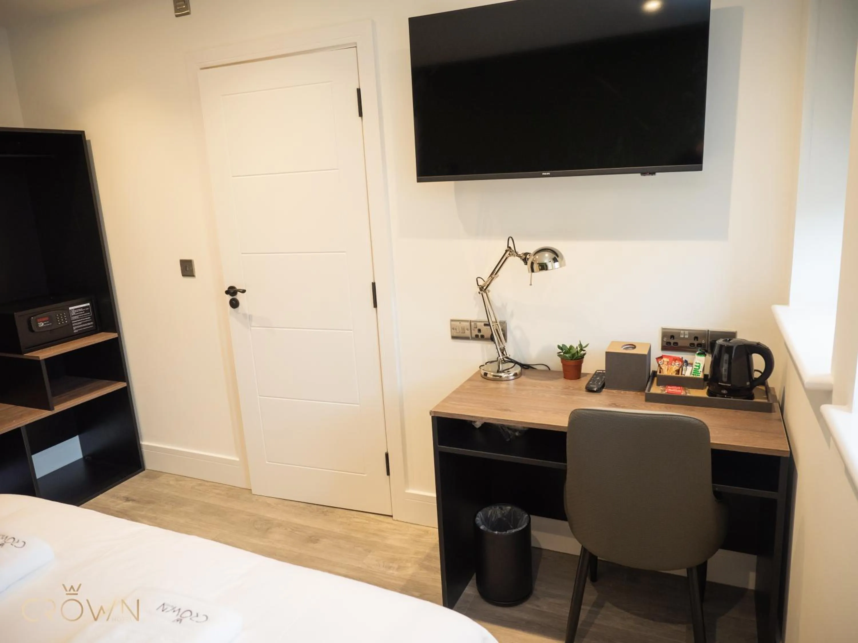 Bedroom, Bed in Crown Hotel