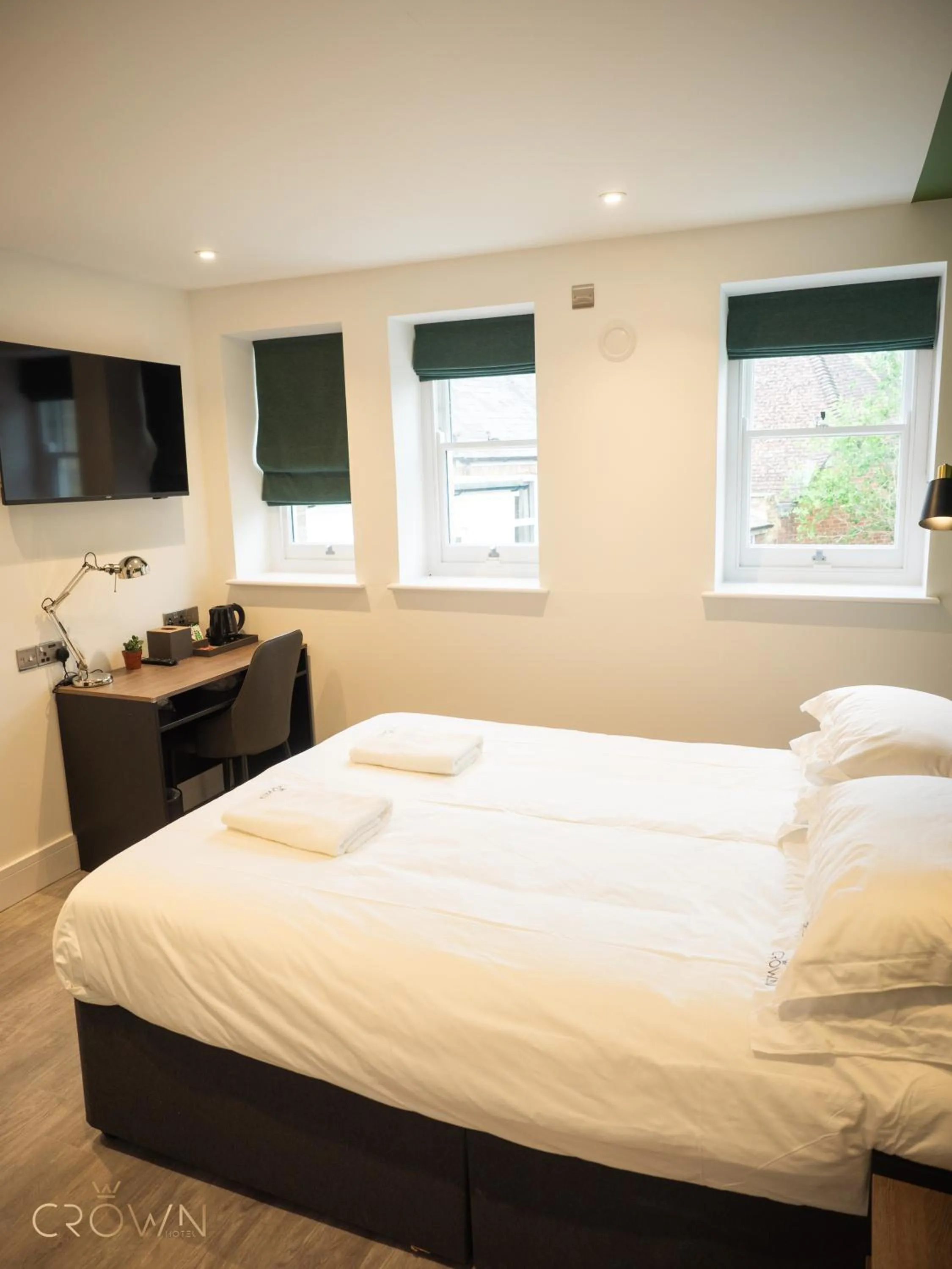 Bedroom, Bed in Crown Hotel