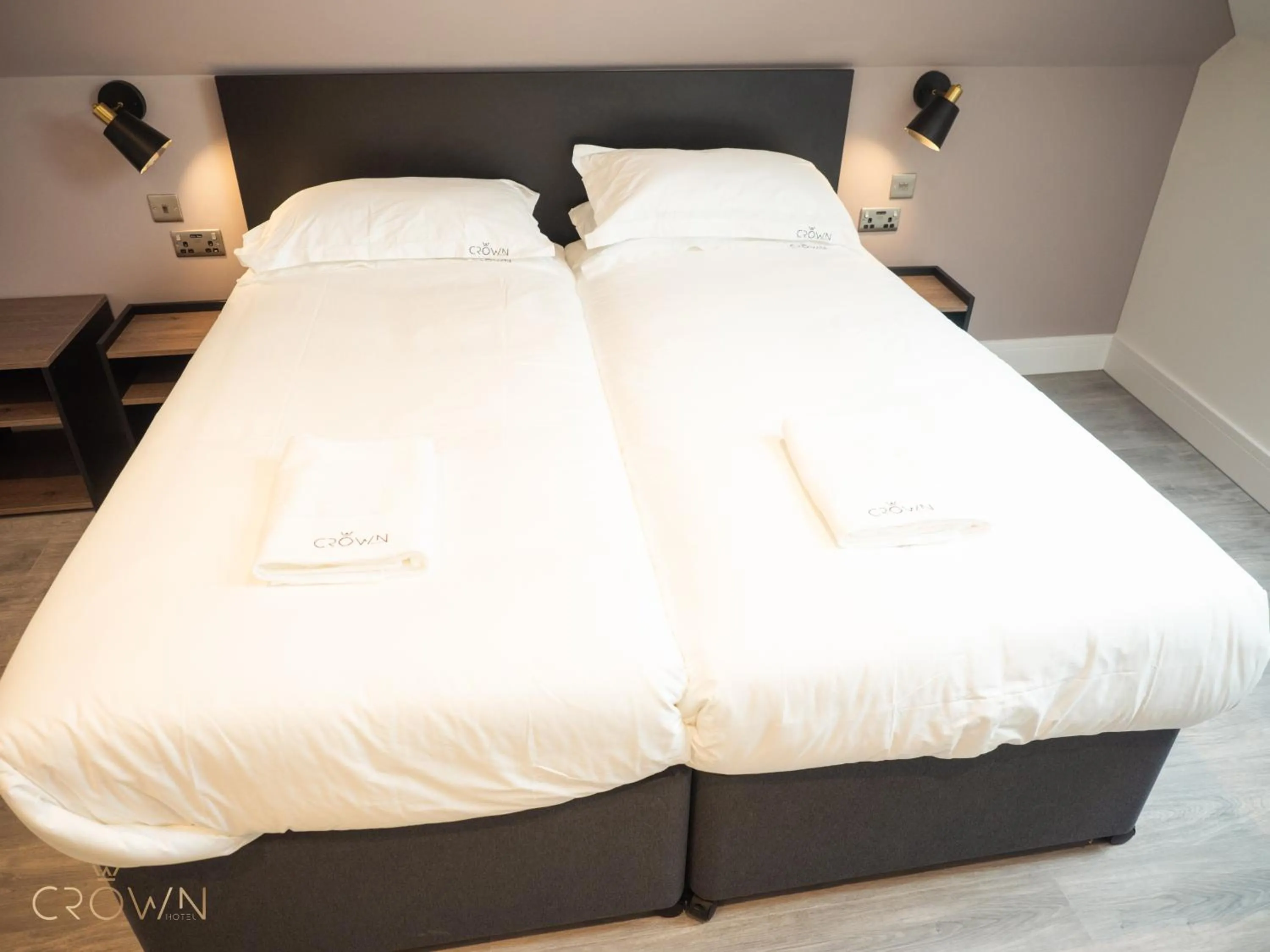 Bedroom, Bed in Crown Hotel