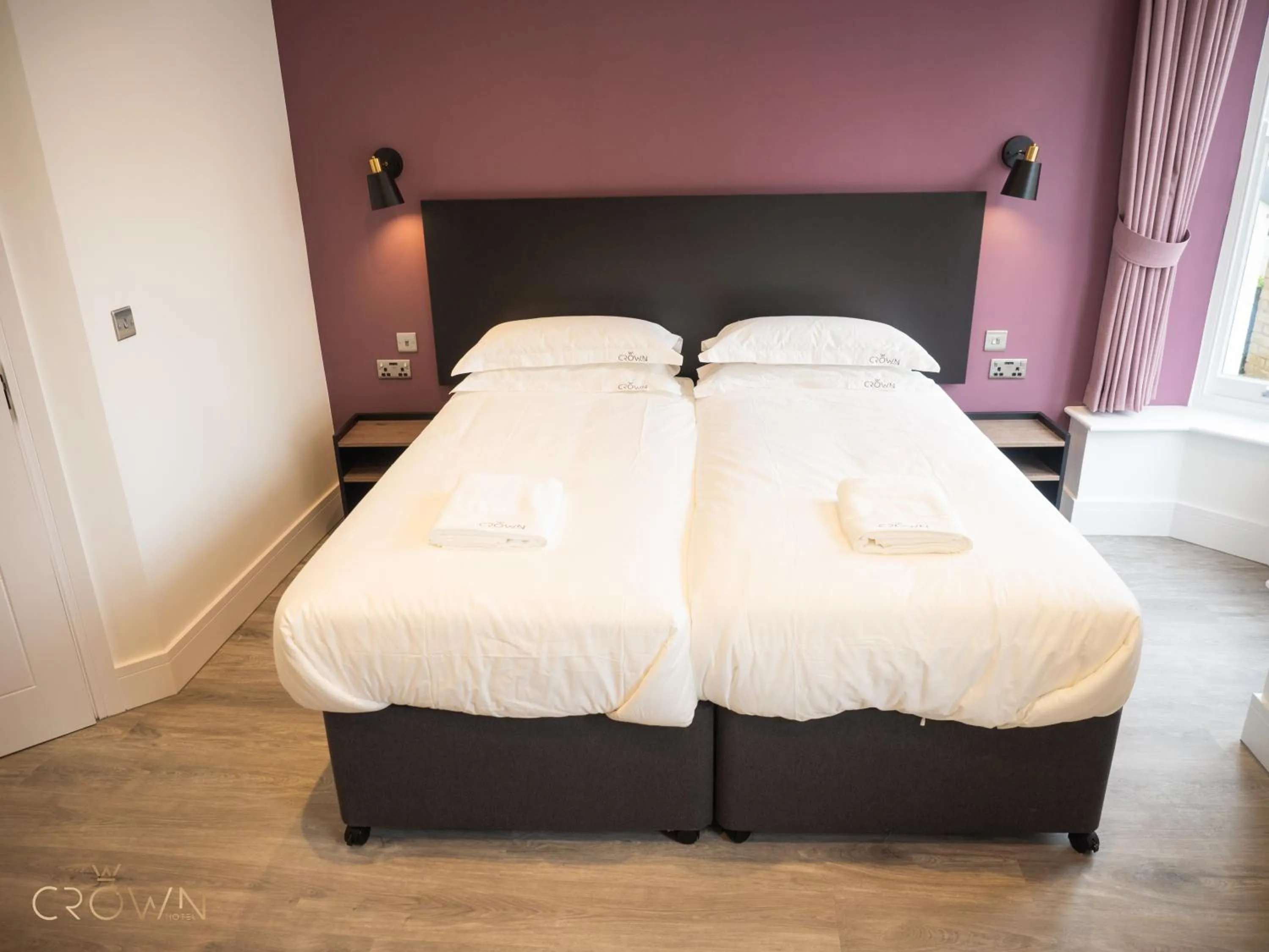 Bedroom, Bed in Crown Hotel