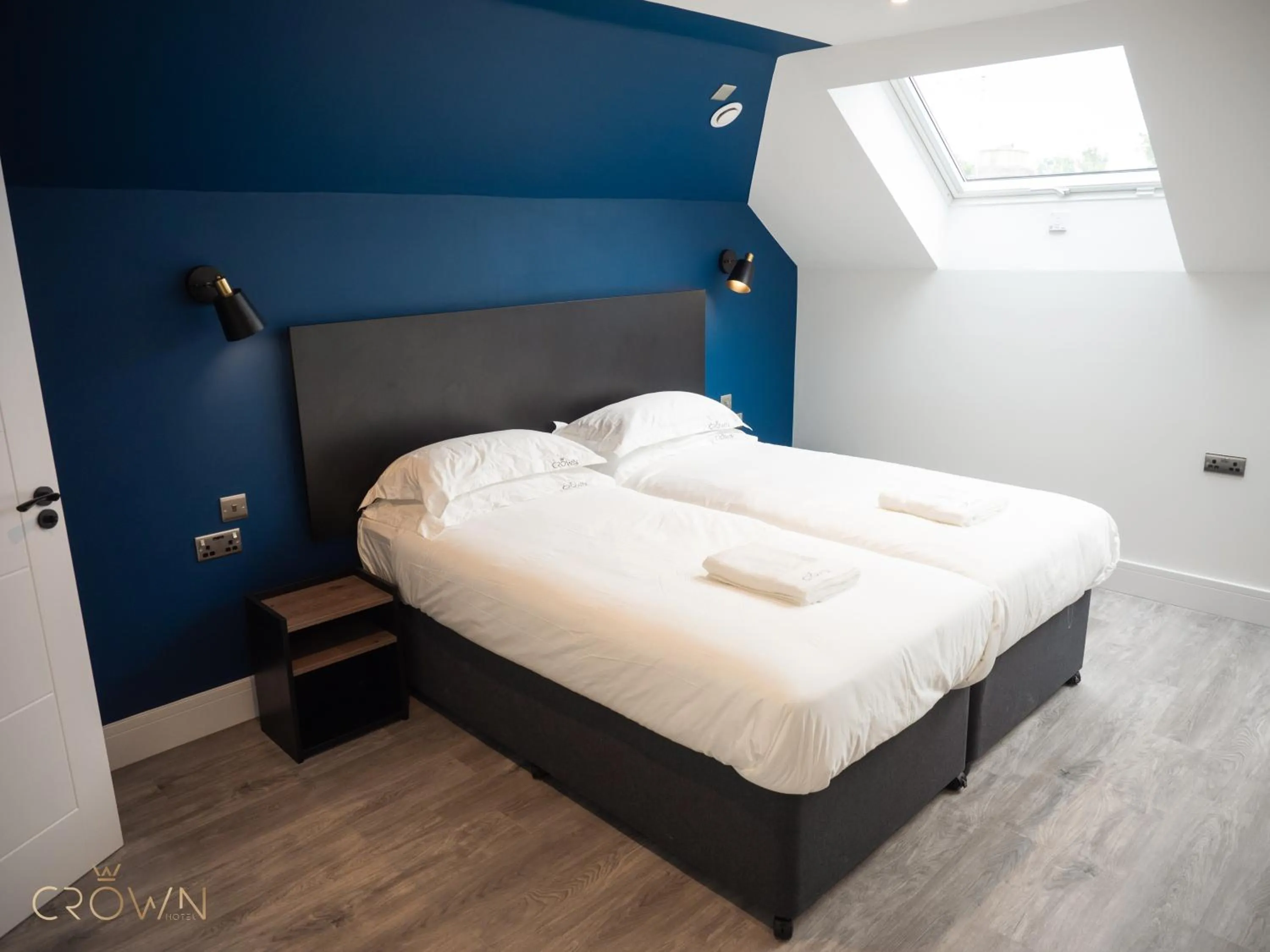 Bedroom, Bed in Crown Hotel