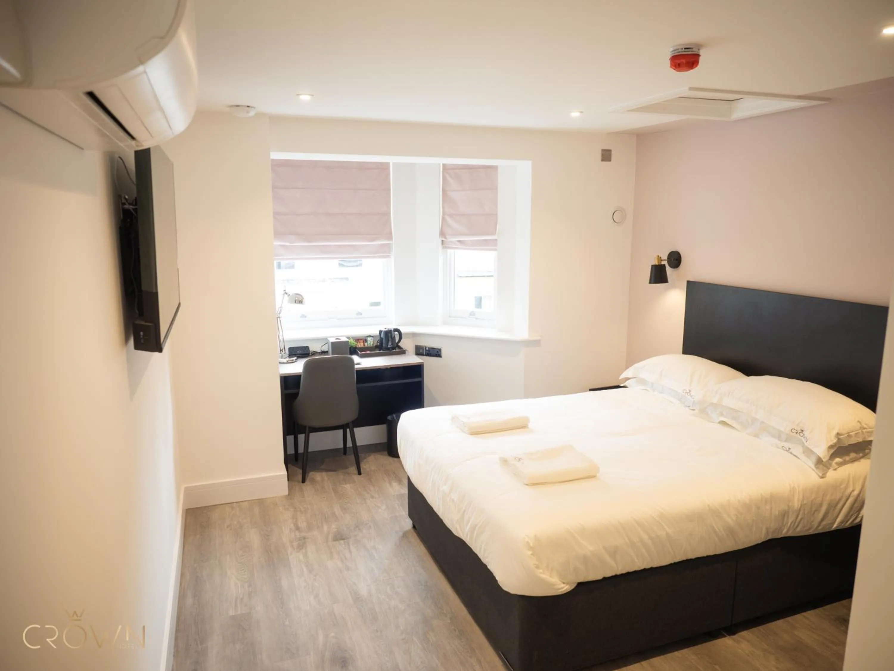 Bedroom, Bed in Crown Hotel