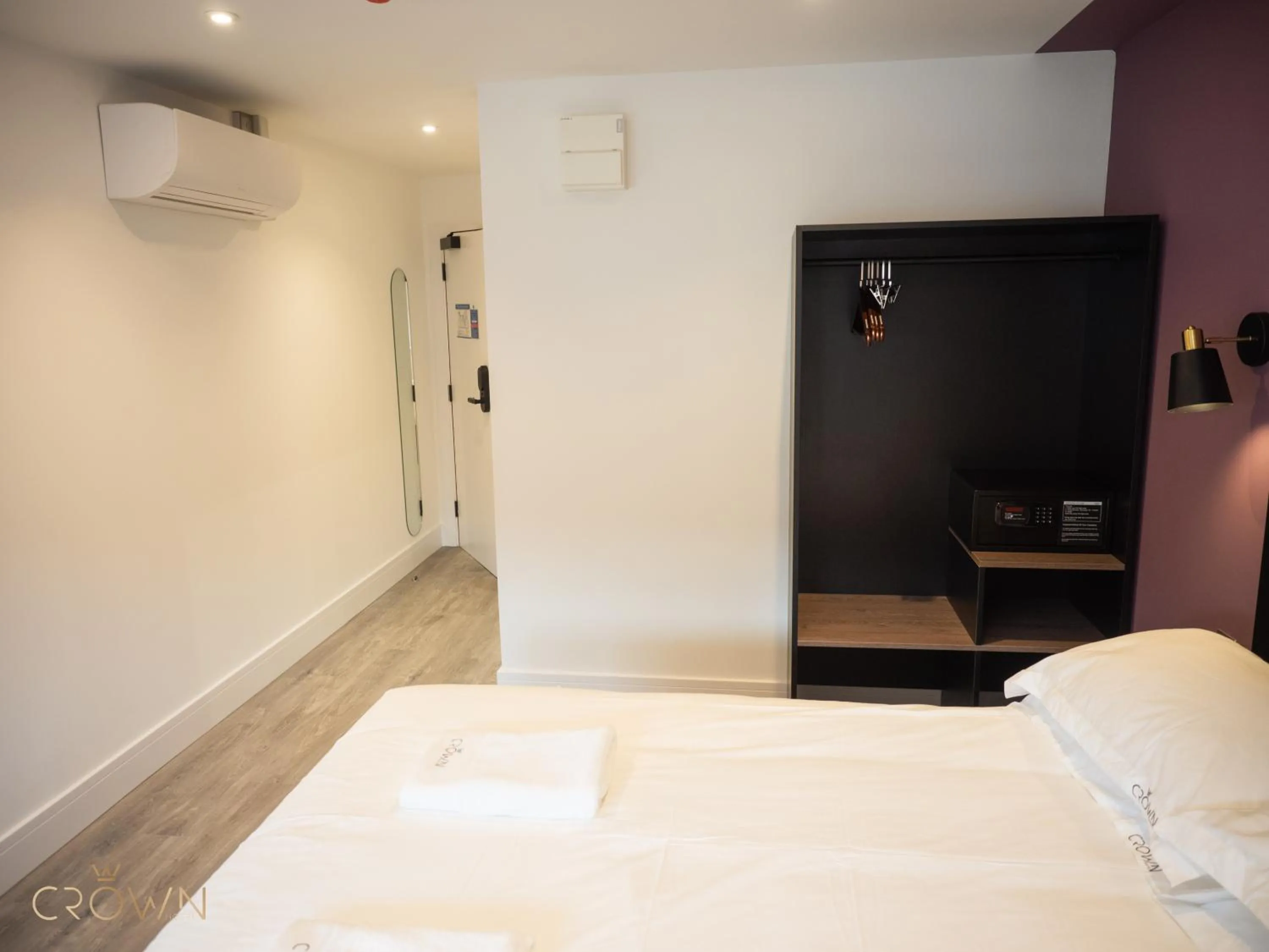 Bedroom, Bed in Crown Hotel