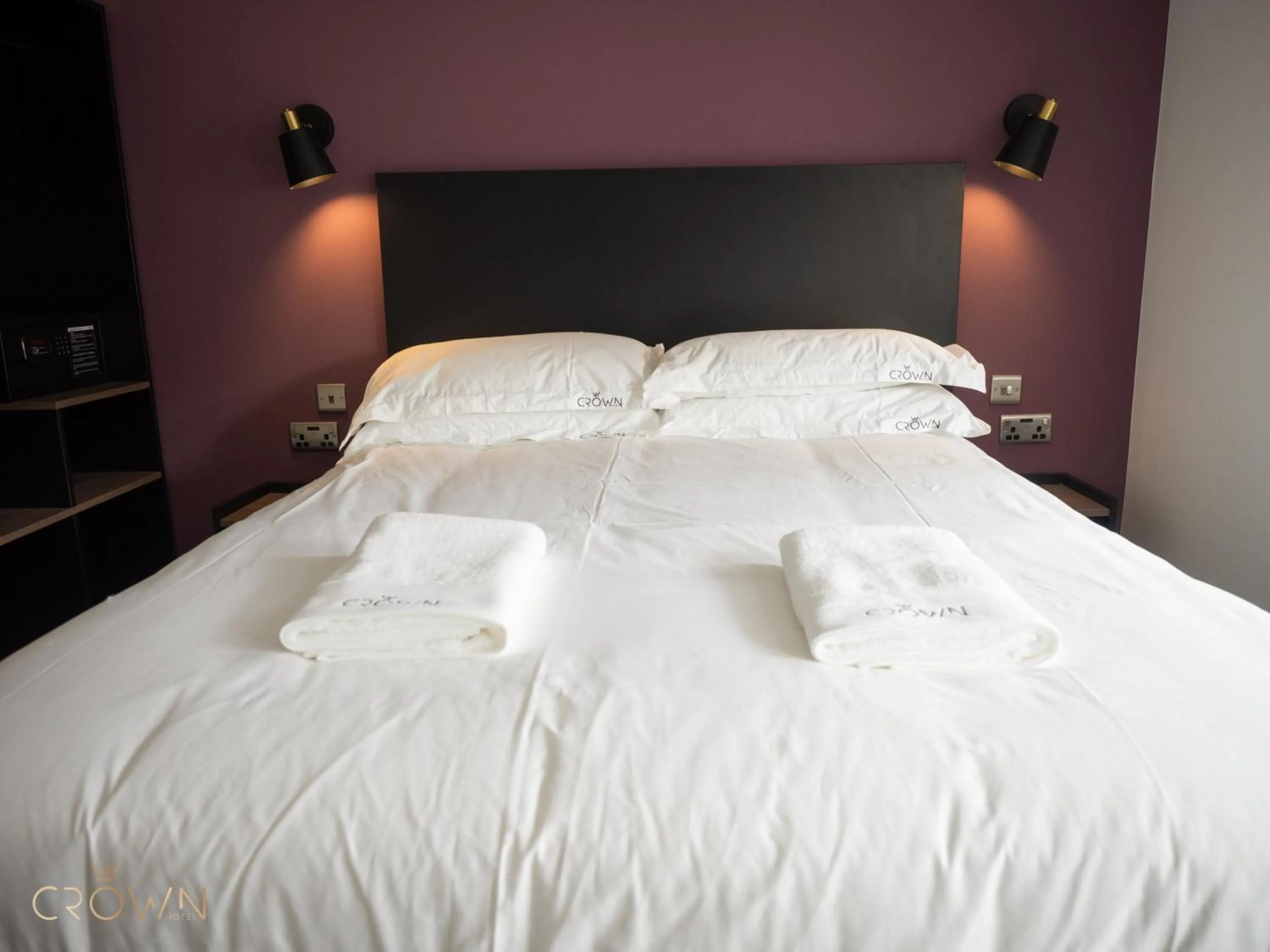 Bedroom, Bed in Crown Hotel