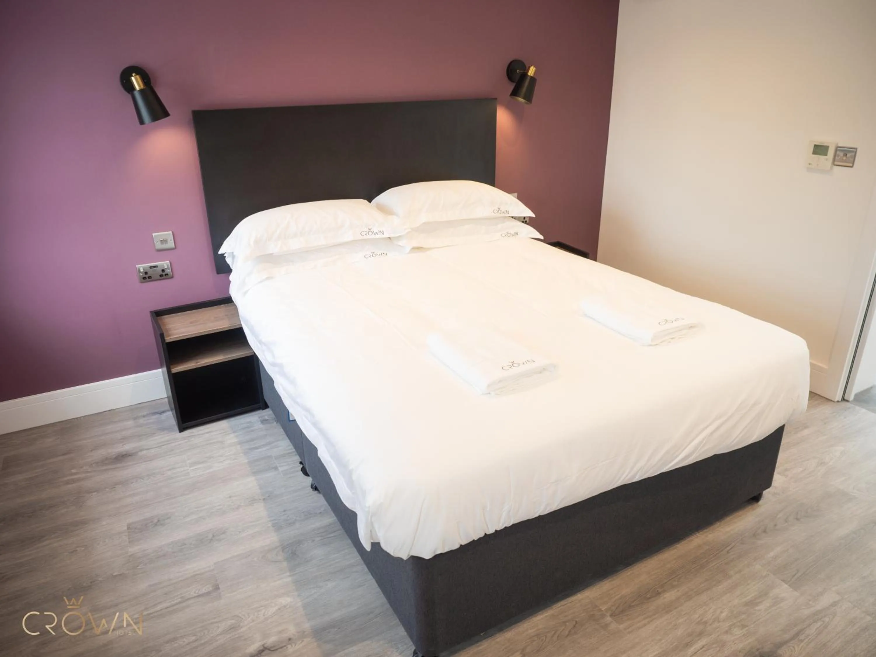 Bedroom, Bed in Crown Hotel