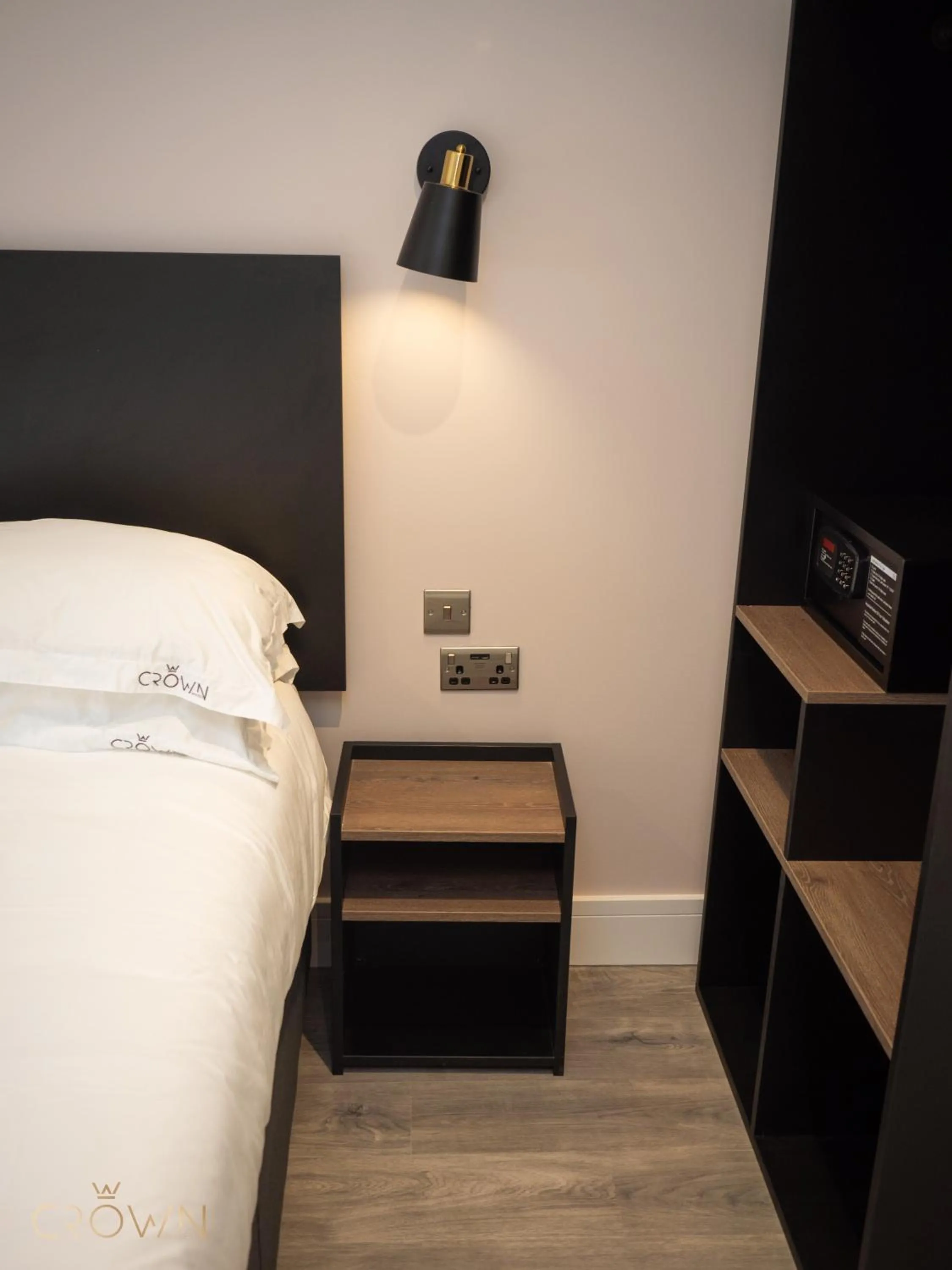 Bedroom, Bed in Crown Hotel