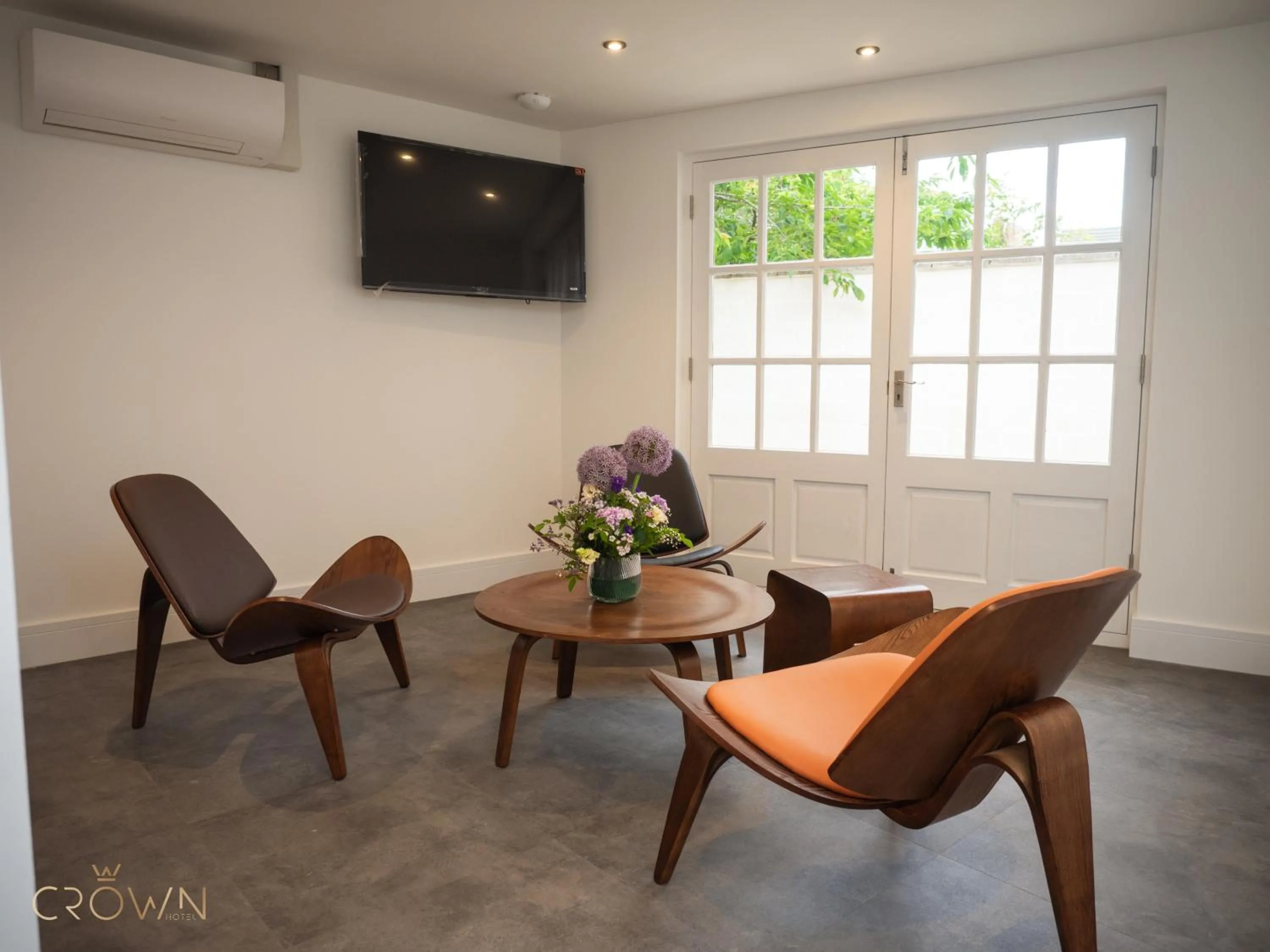 Living room in Crown Hotel