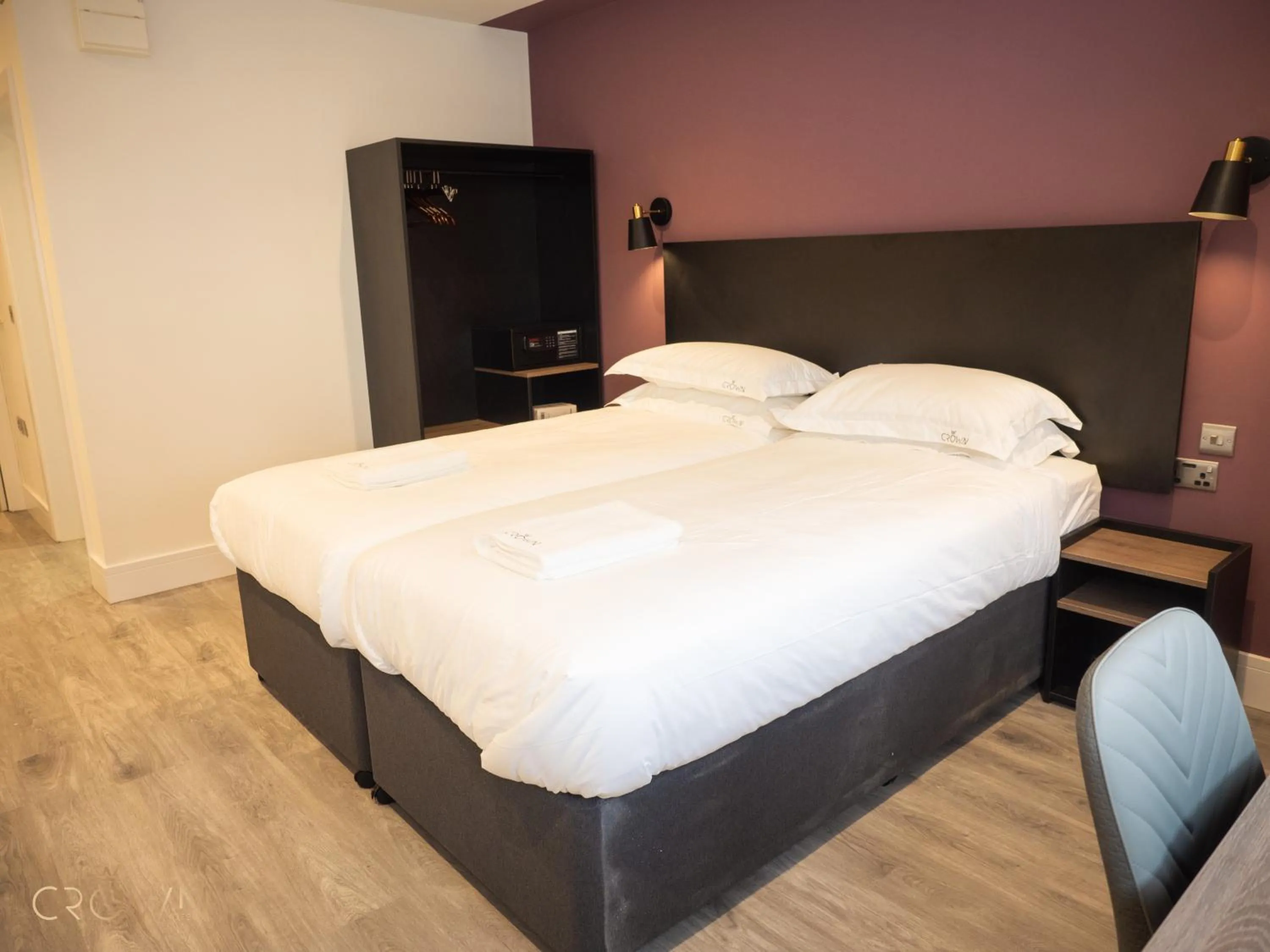 Bedroom, Bed in Crown Hotel