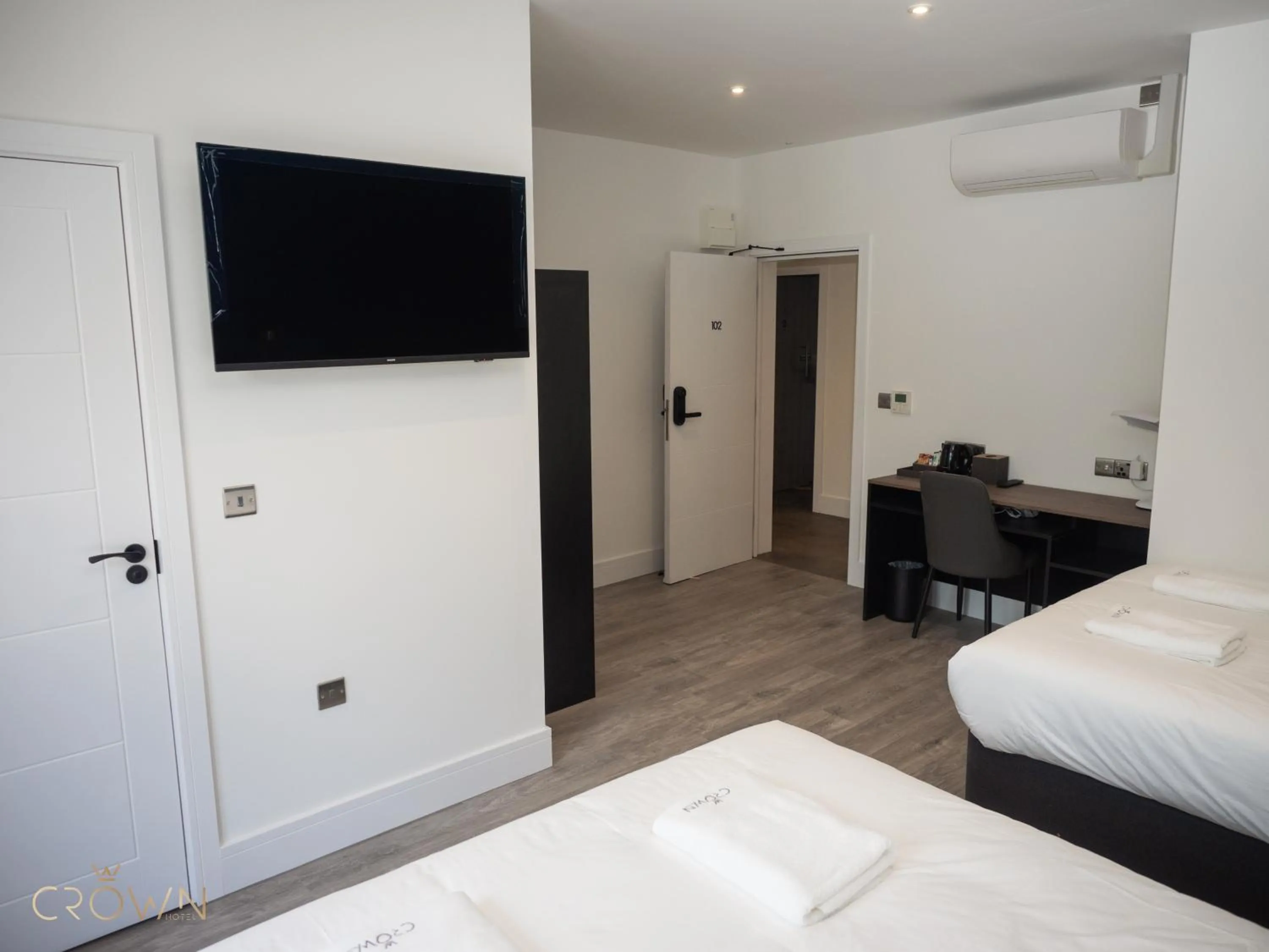 Bedroom, Bed in Crown Hotel
