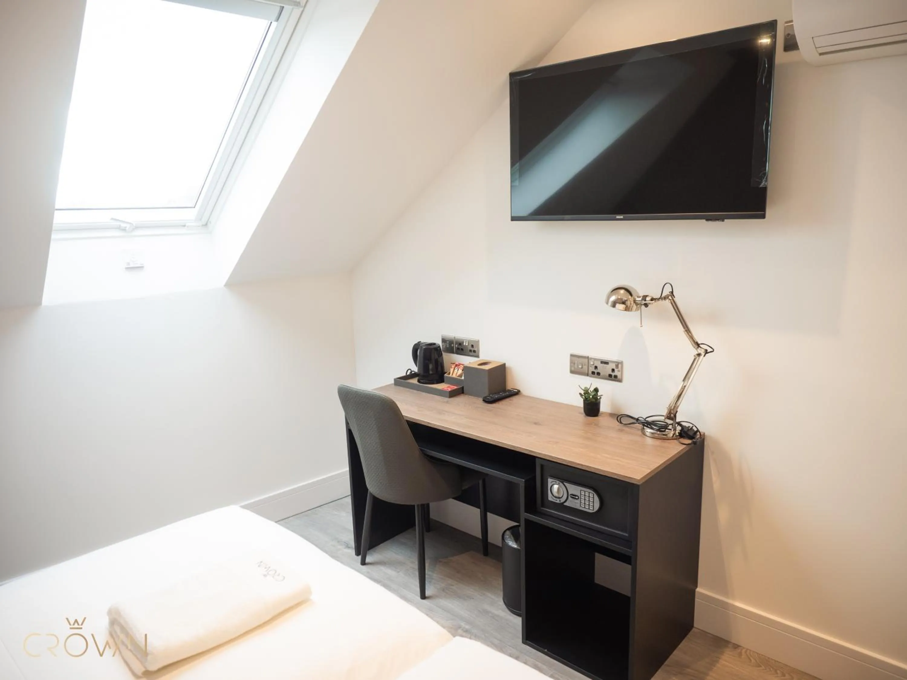 Bedroom, Bed in Crown Hotel