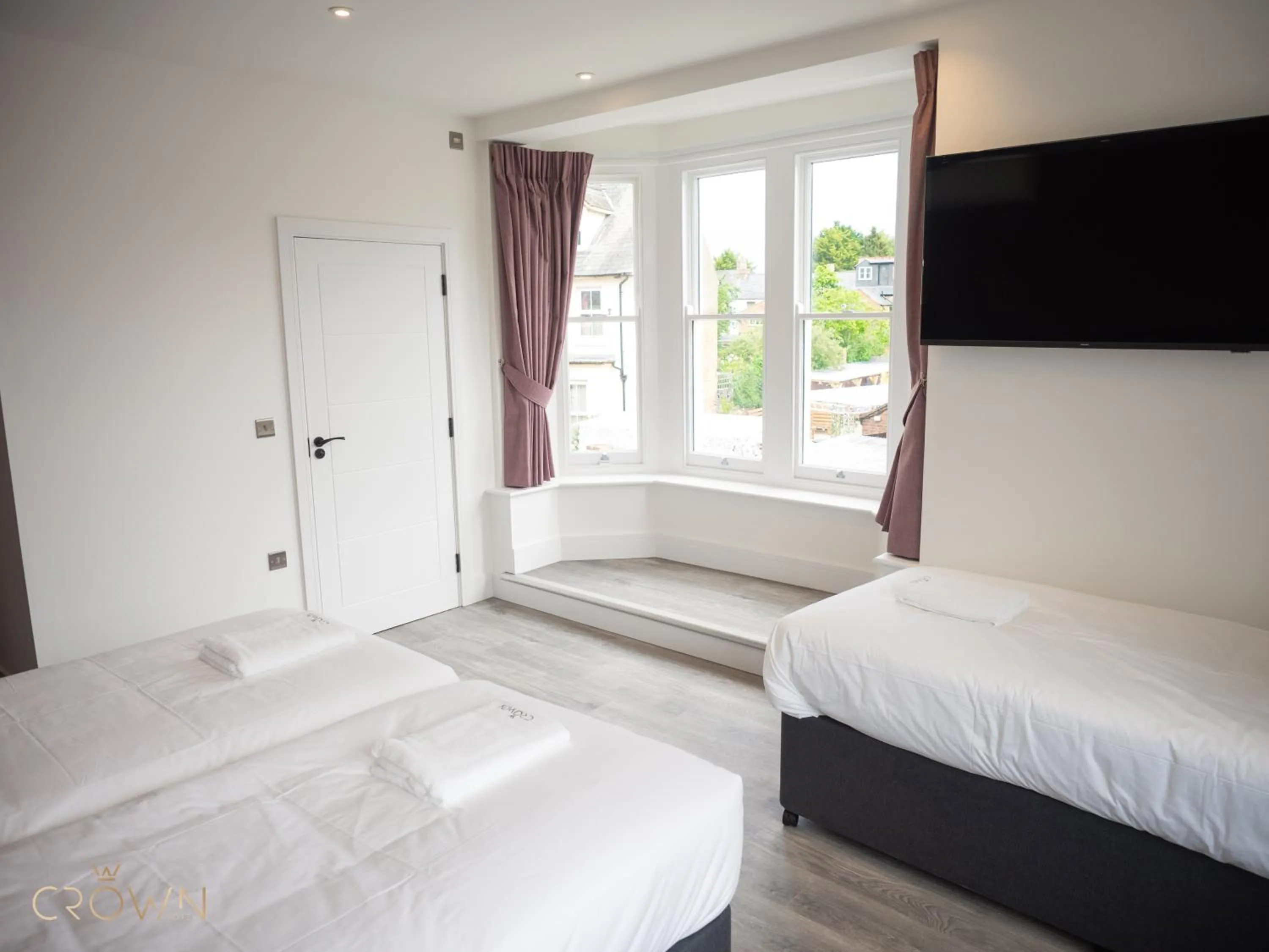Bedroom, Bed in Crown Hotel