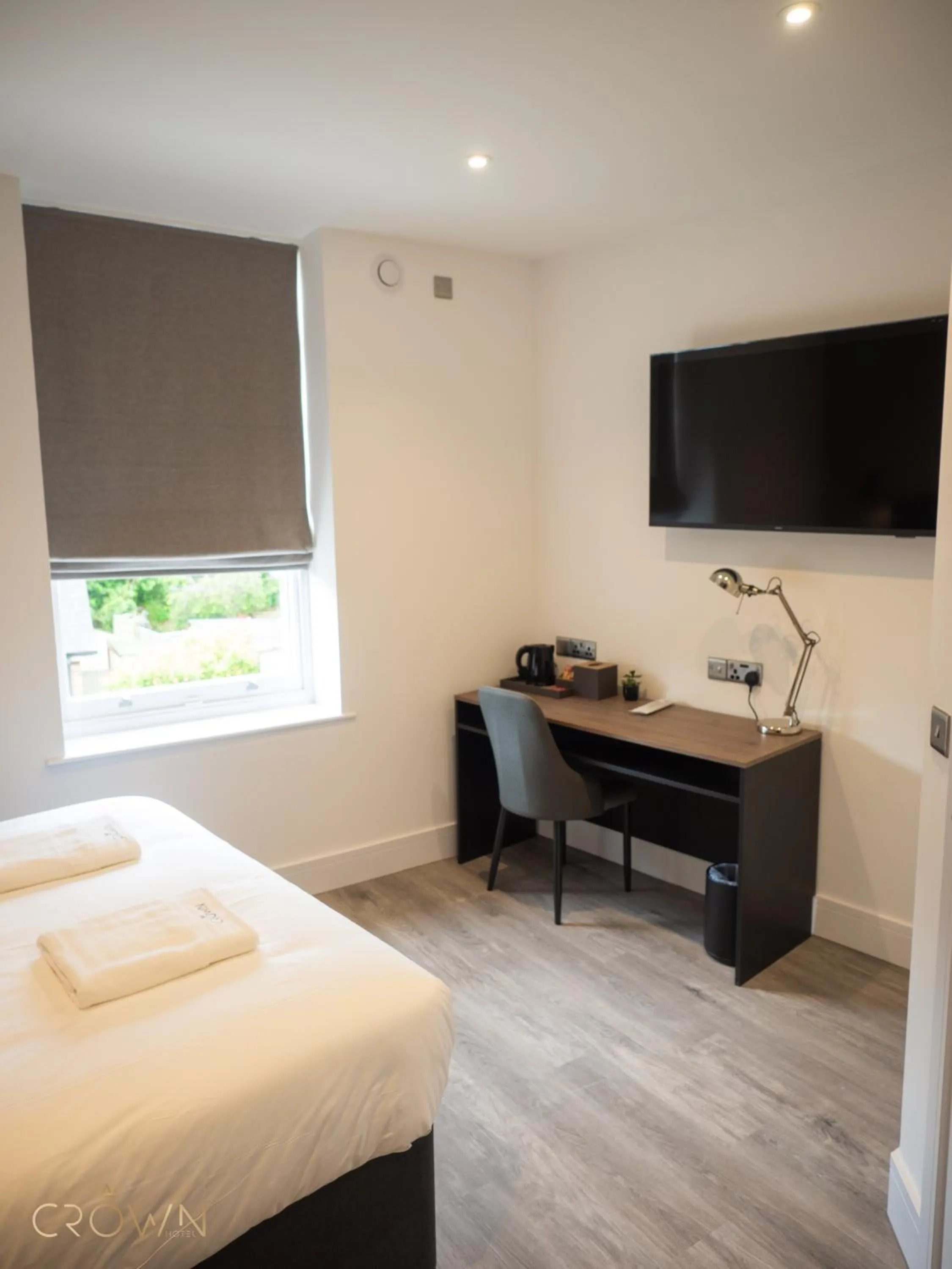 Bedroom, Bed in Crown Hotel