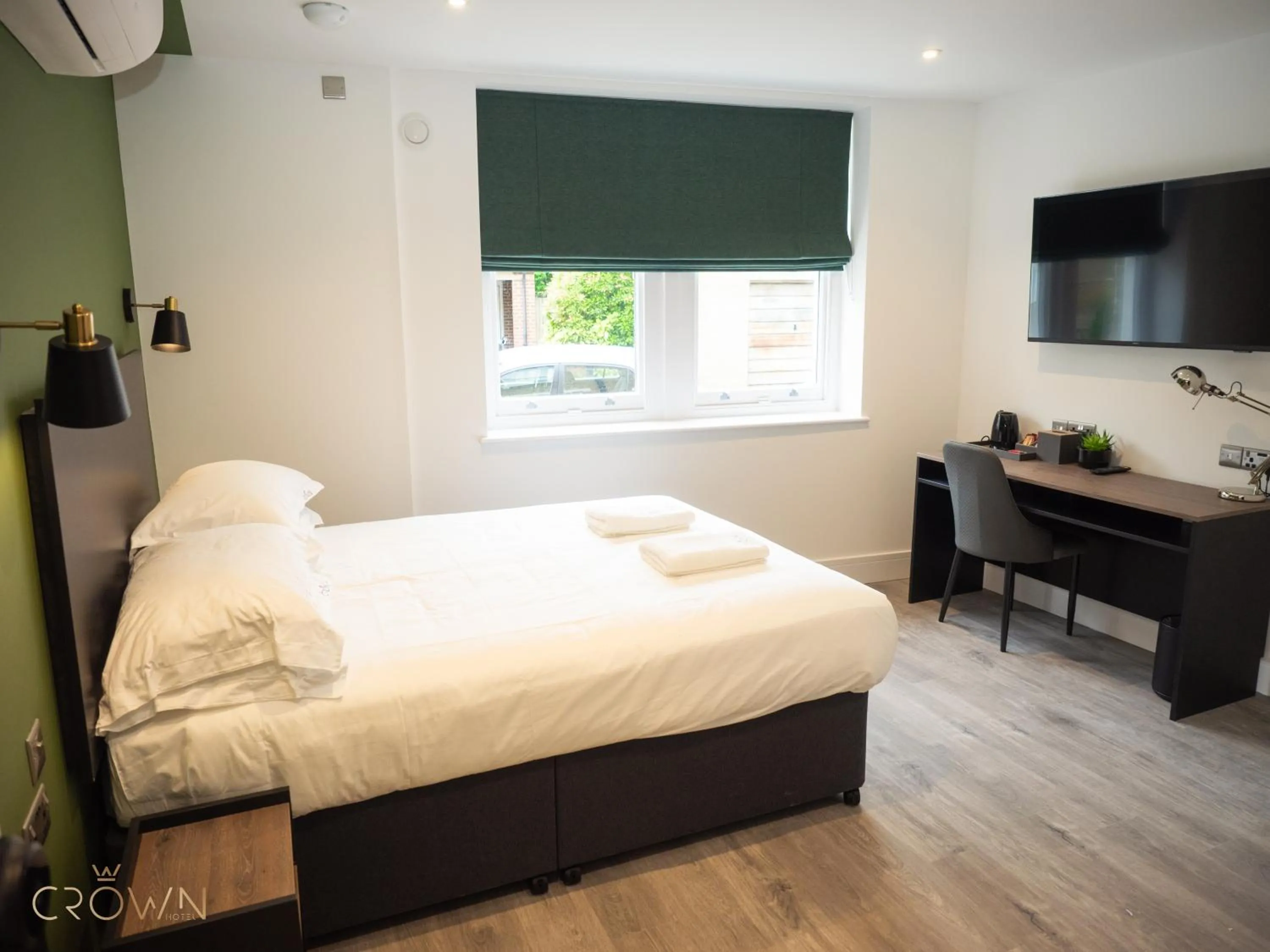 Bedroom, Bed in Crown Hotel