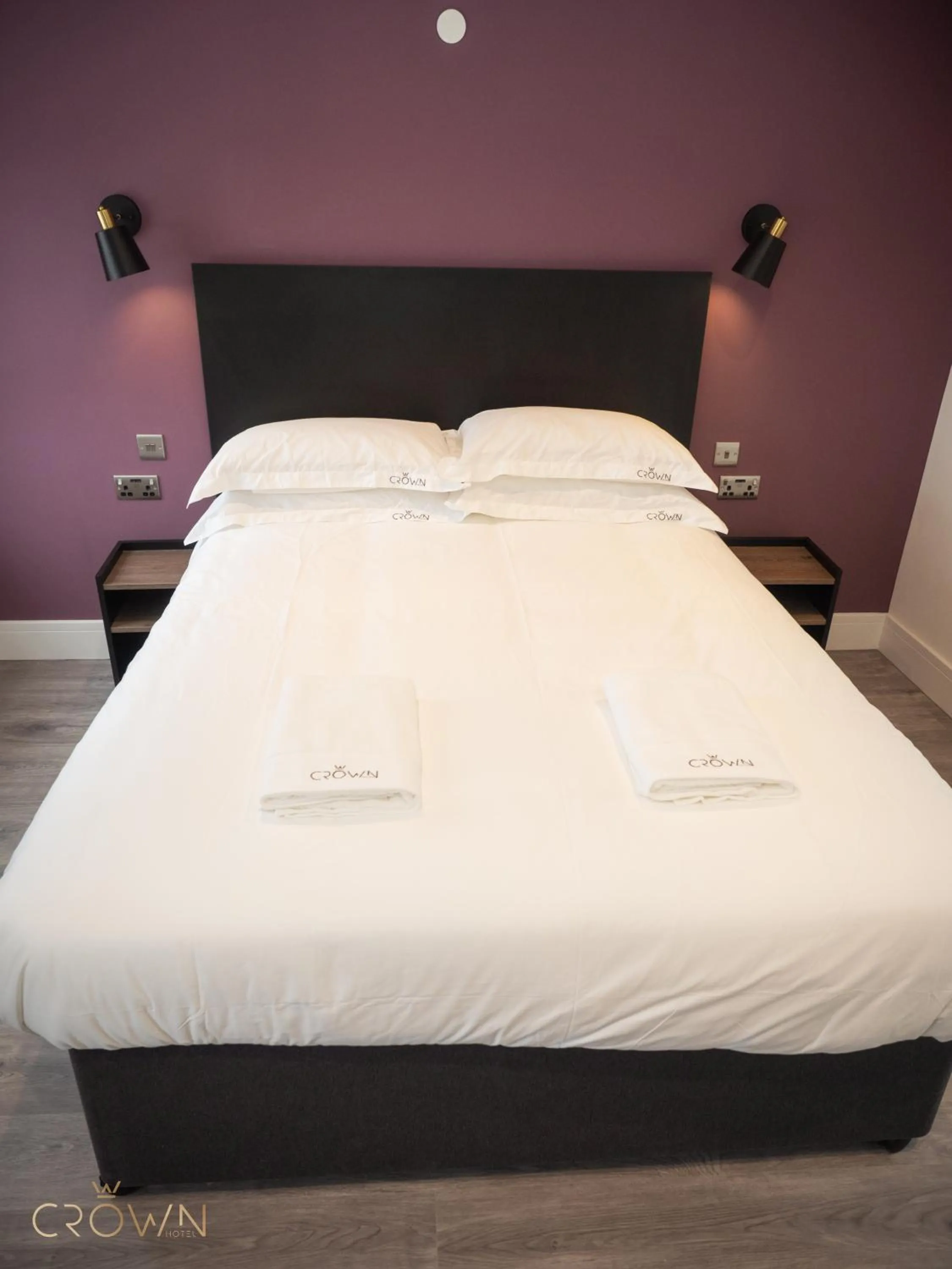 Bedroom, Bed in Crown Hotel