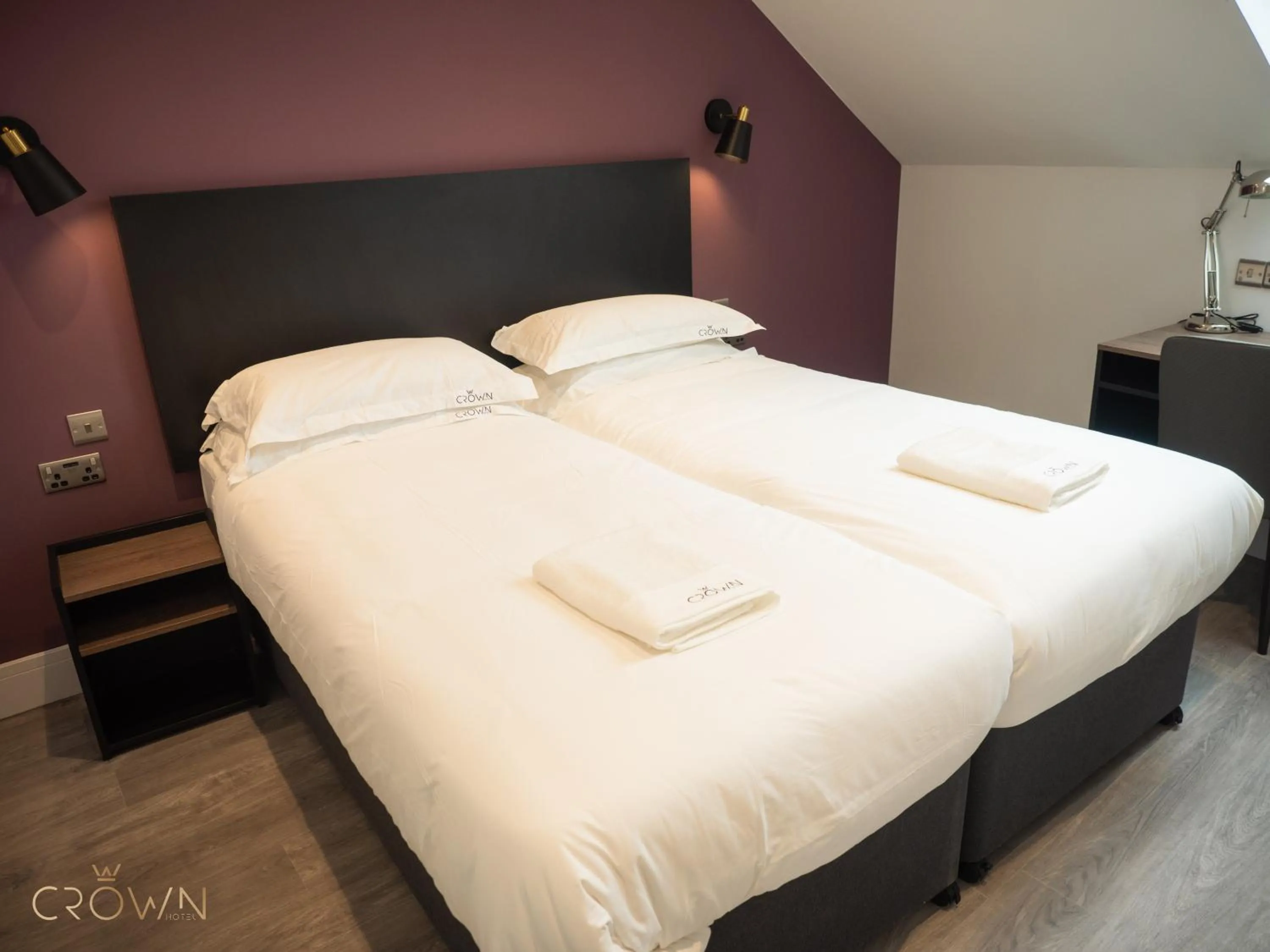 Bedroom, Bed in Crown Hotel