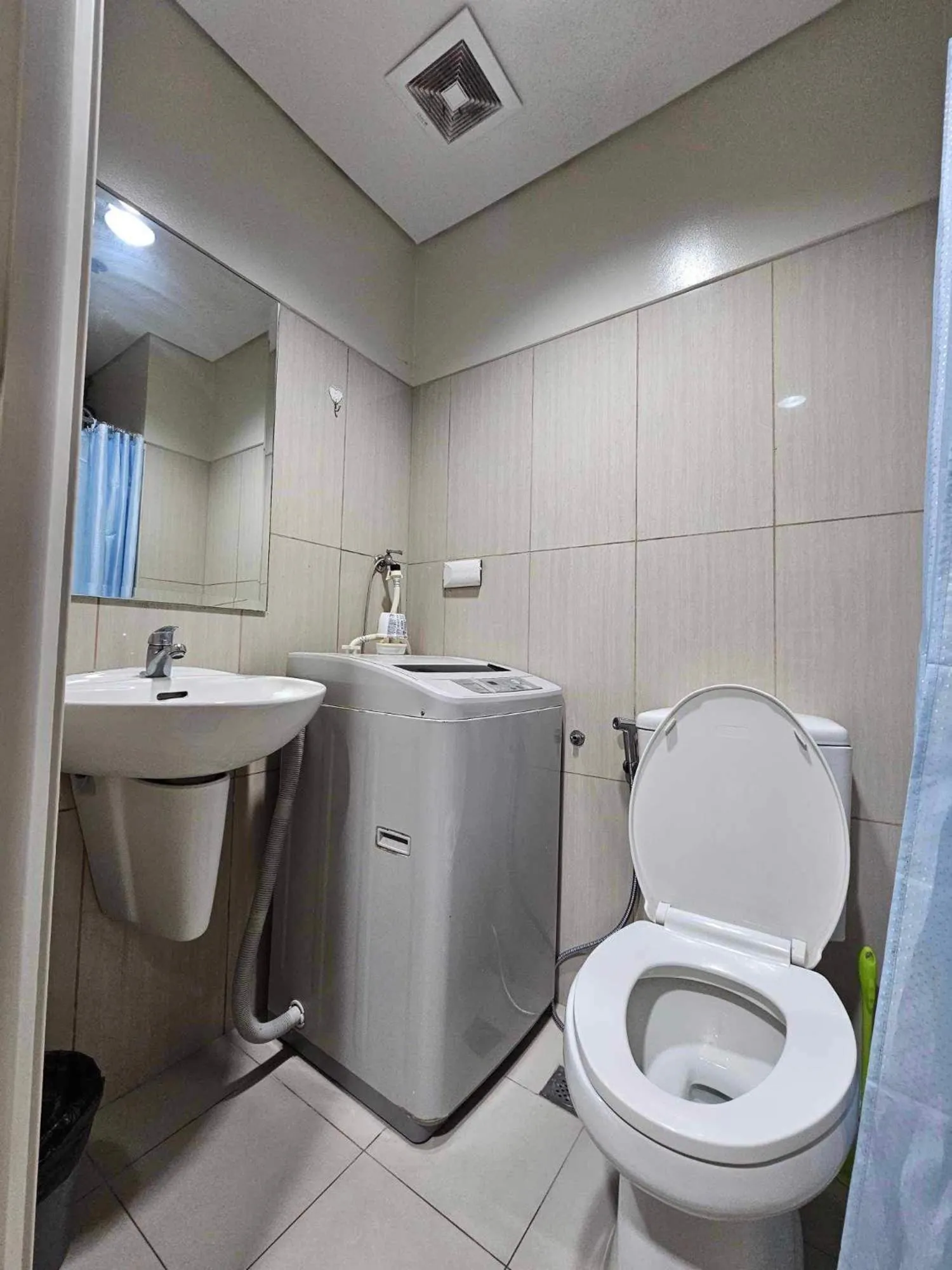 Toilet in Shell Residences MOA Manila Jona