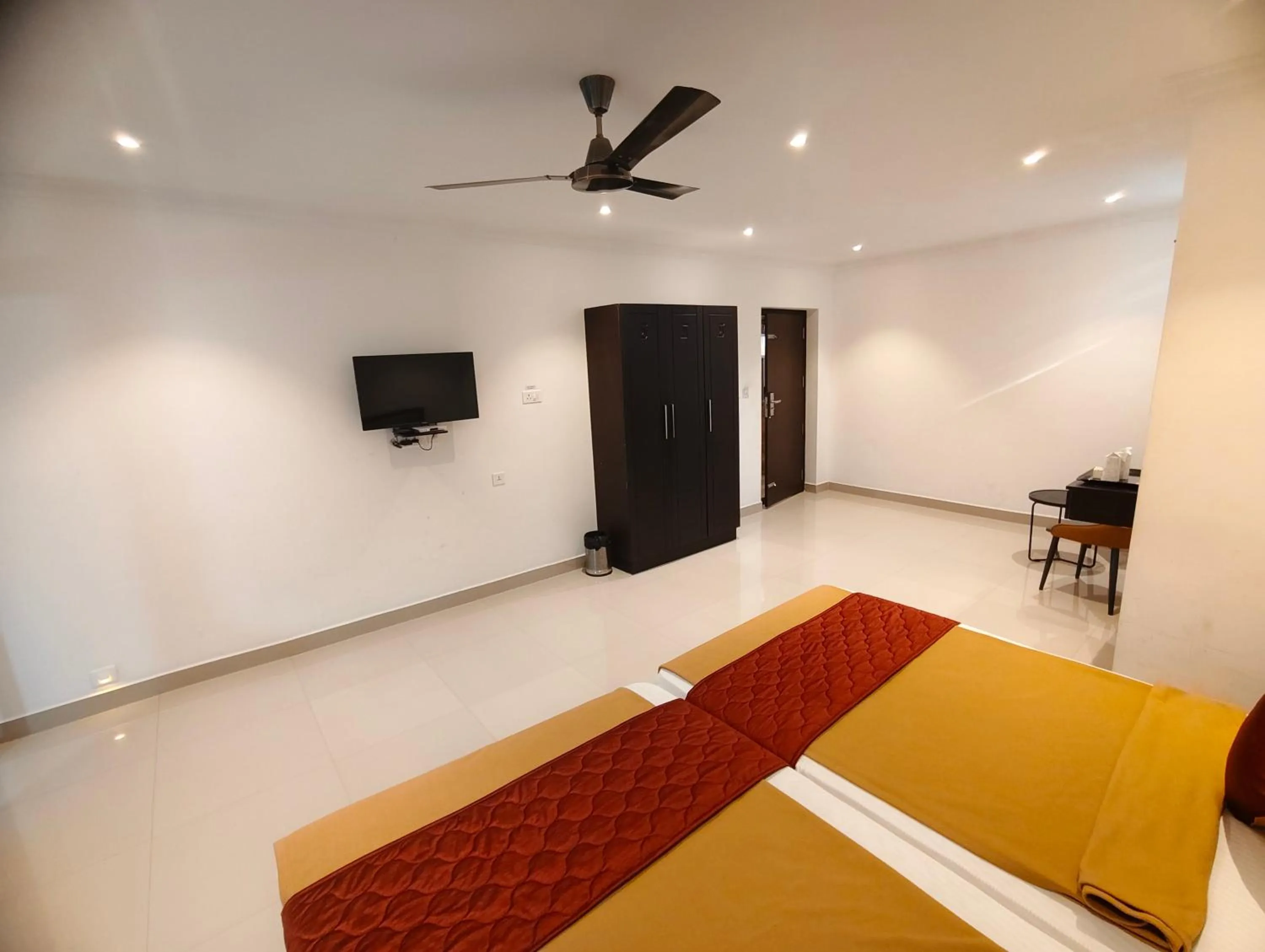 Communal lounge/ TV room, Bed in Spring Valley Resort