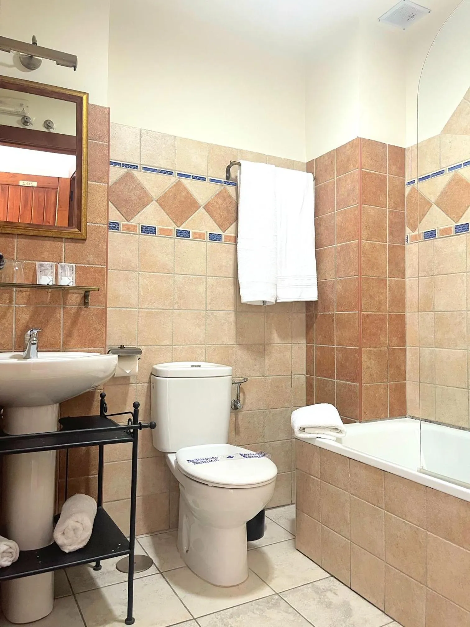 Bathroom in Hotel Al-Andalus