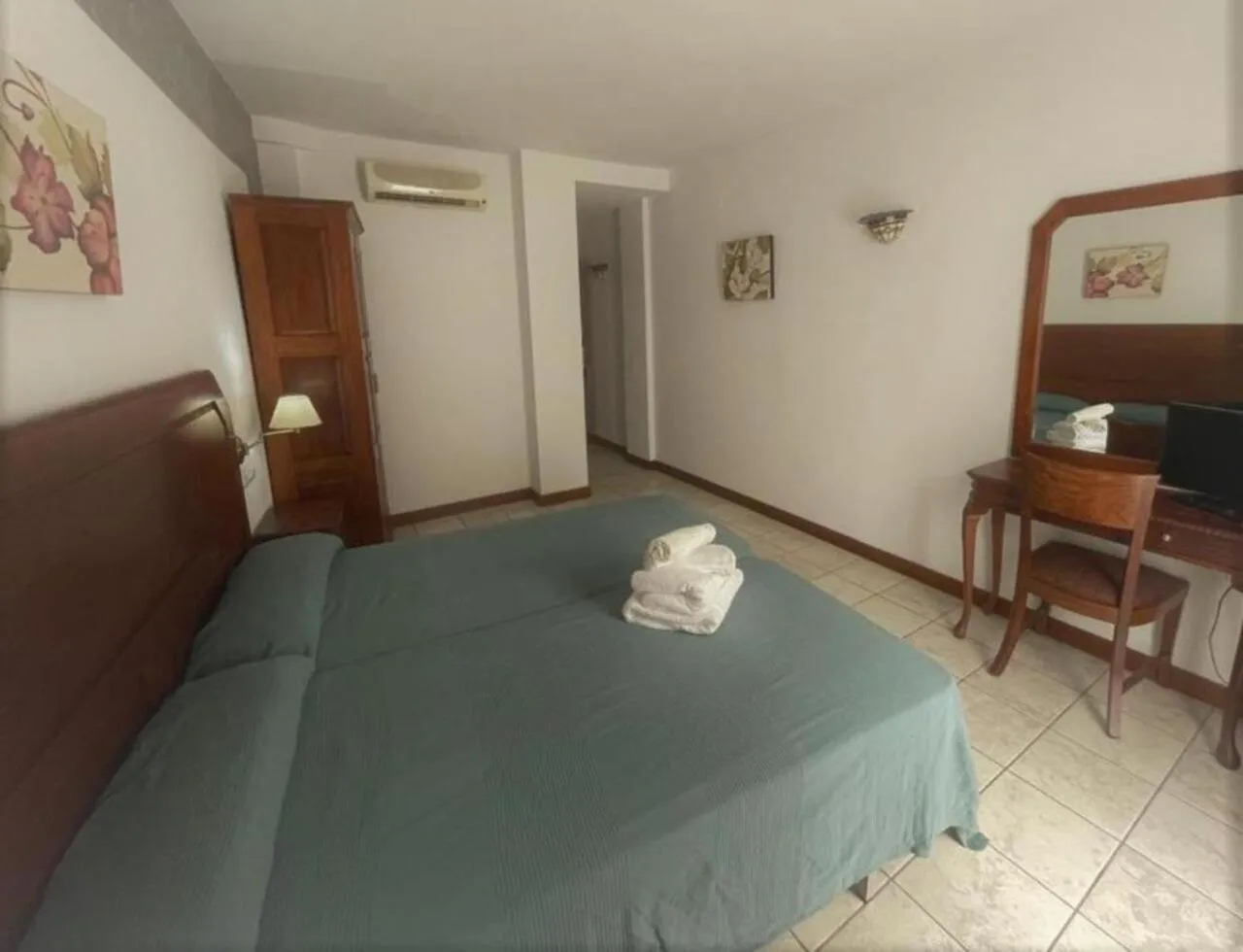 Photo of the whole room in Hotel Al-Andalus