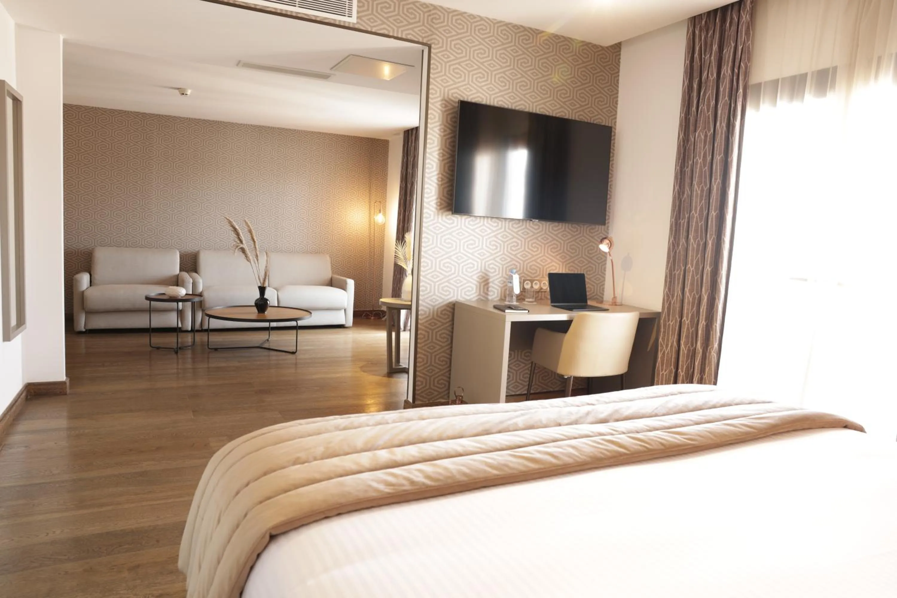 Living room, Bed in Hôtel RALF