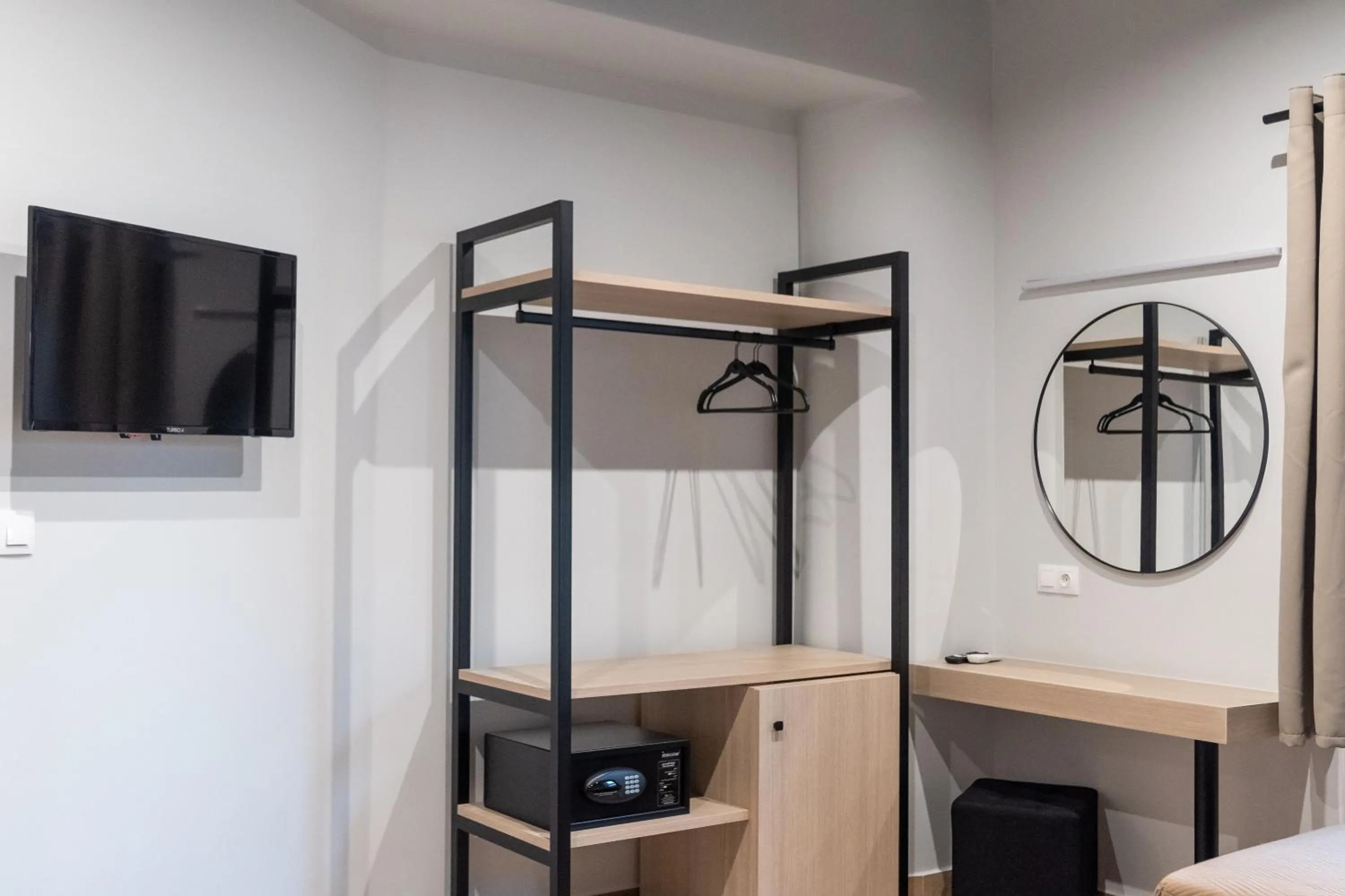 TV and multimedia in Athens Hawks Urban