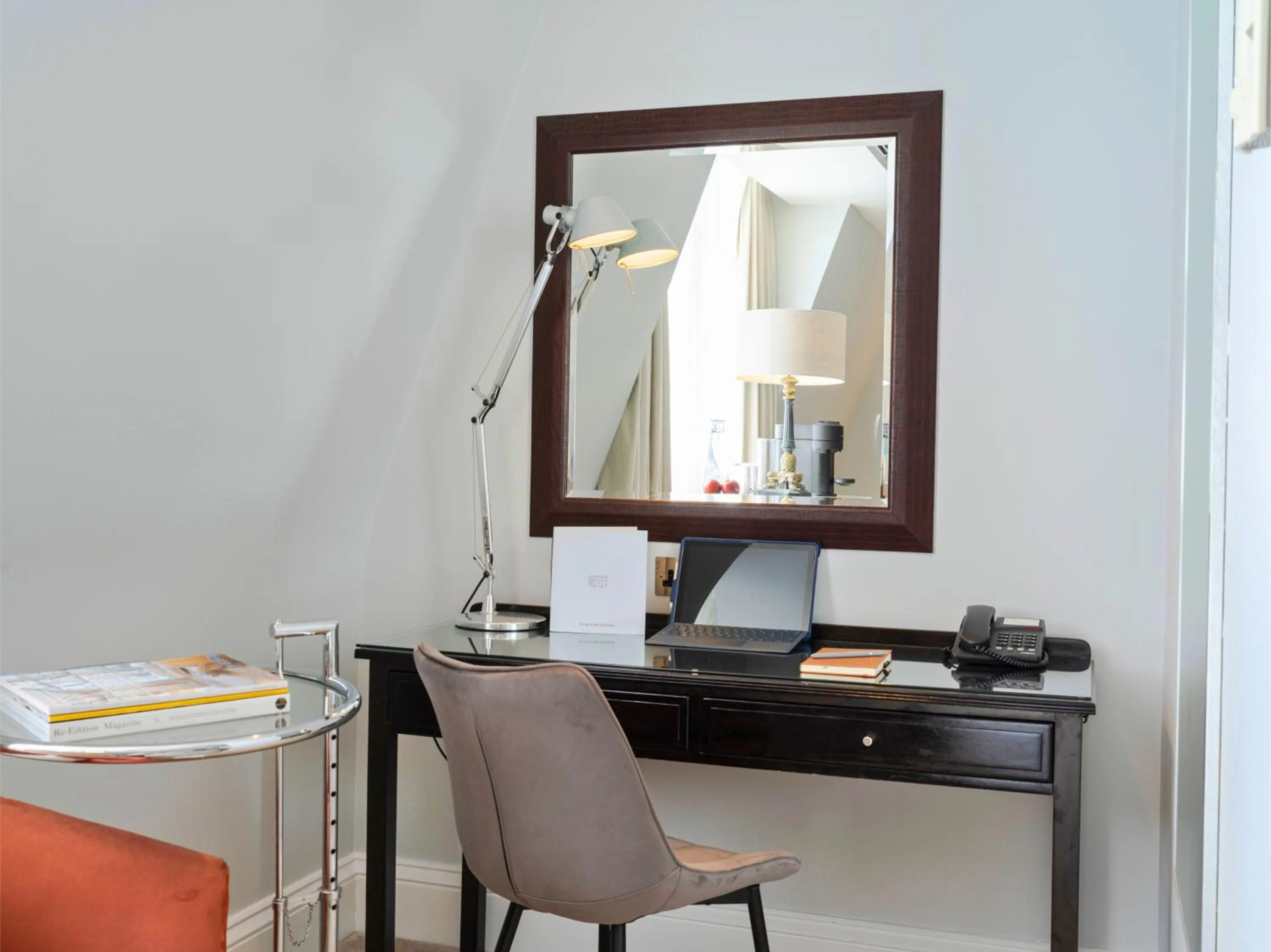 Seating area in London Bridge Hotel