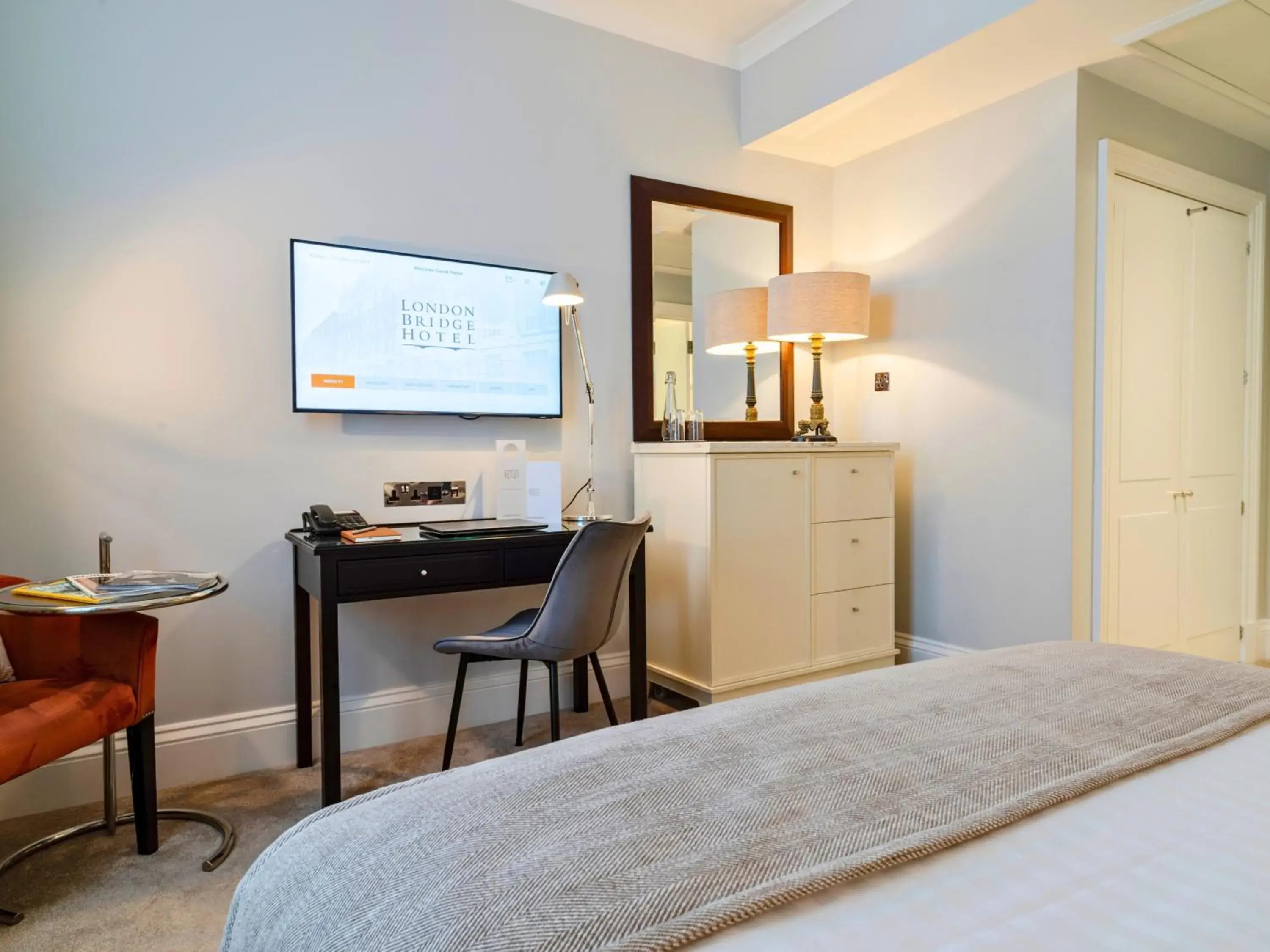 Bedroom, Bed in London Bridge Hotel Bedroom, Bed in London Bridge Hotel