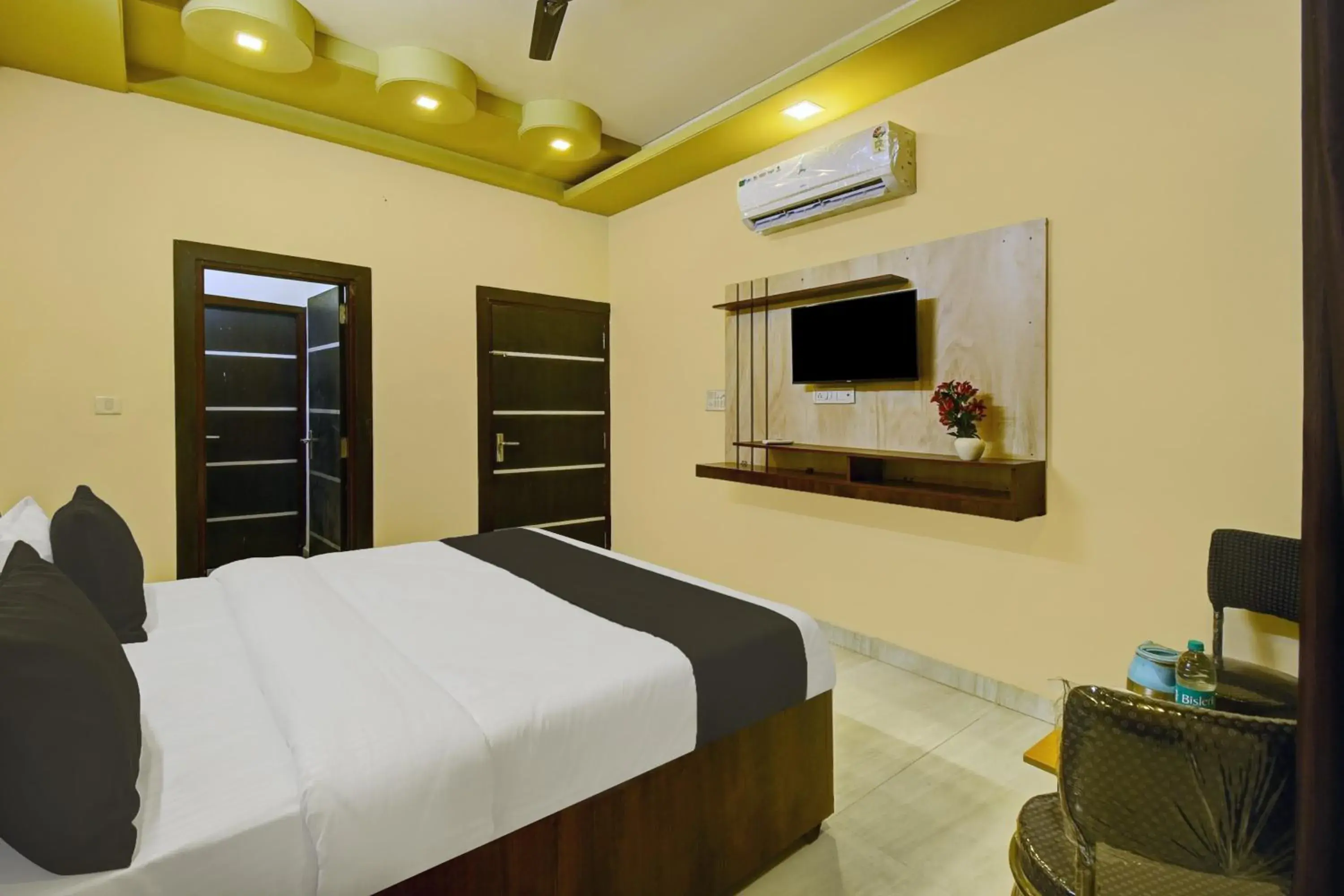 Facade/entrance, Bed in Hotel O Neelkanth Facade/entrance, Bed in Hotel O Neelkanth