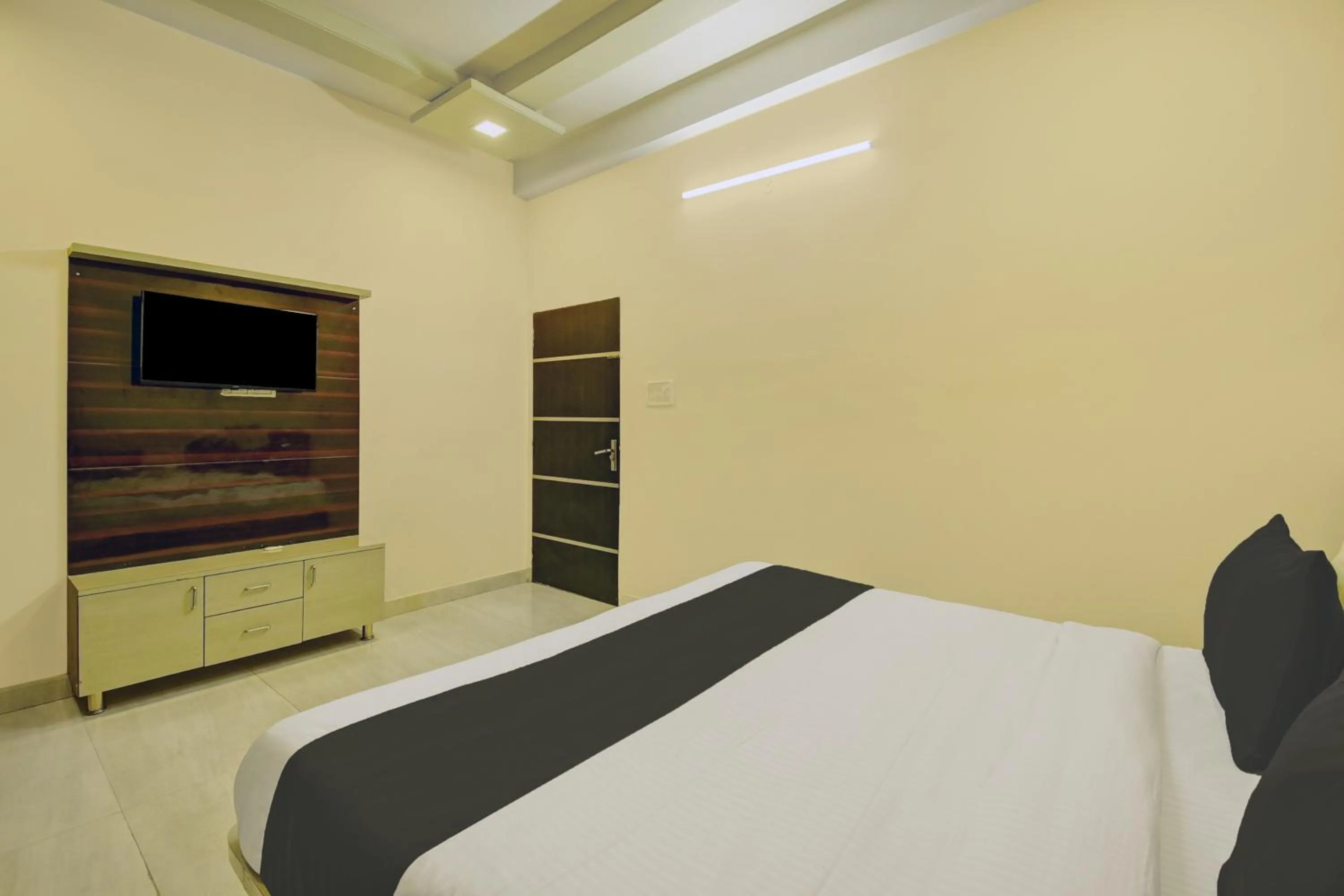 Bedroom, Bed in Hotel O Neelkanth