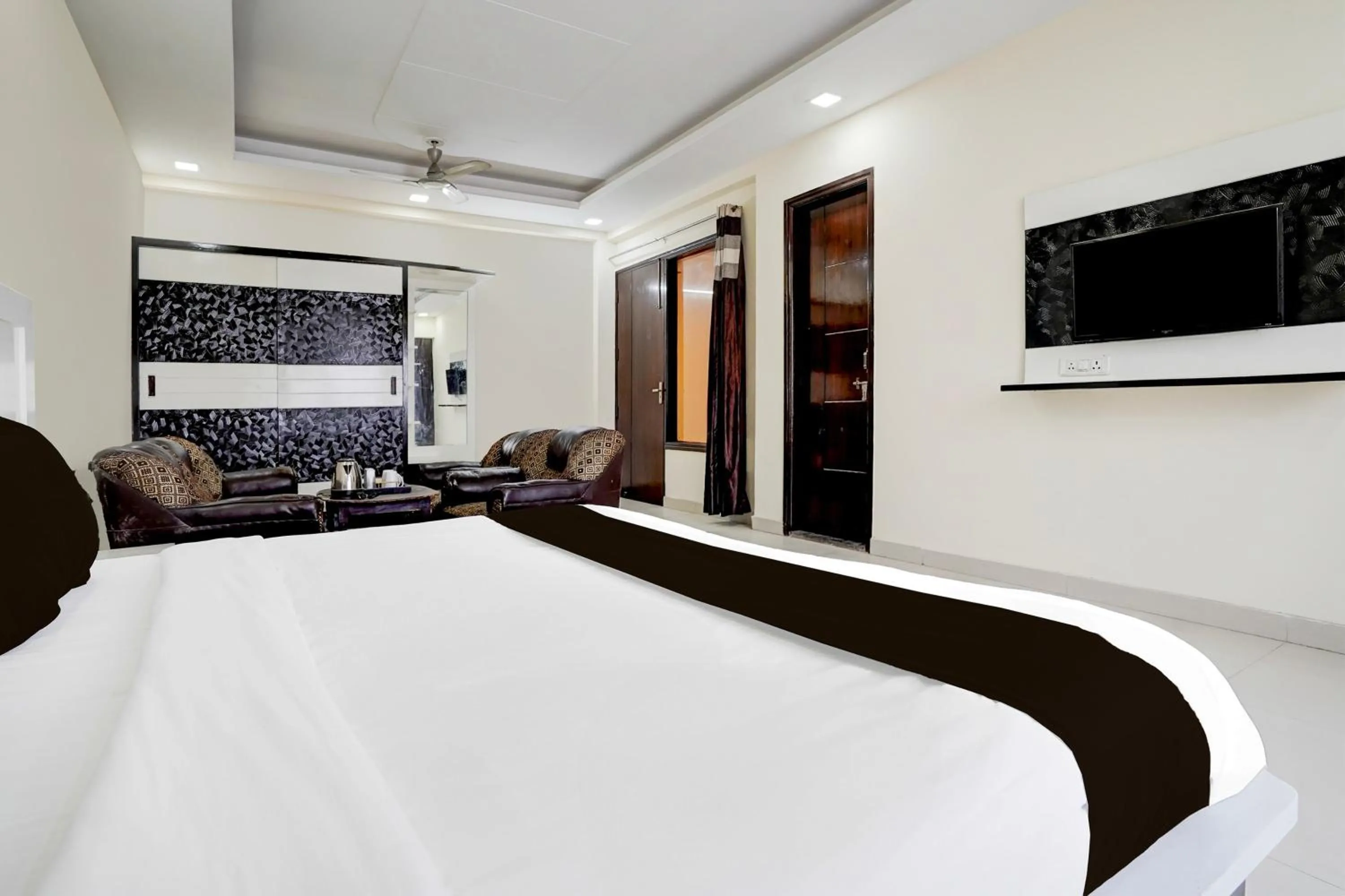 Bedroom in Super Collection O Sector 70 Noida
