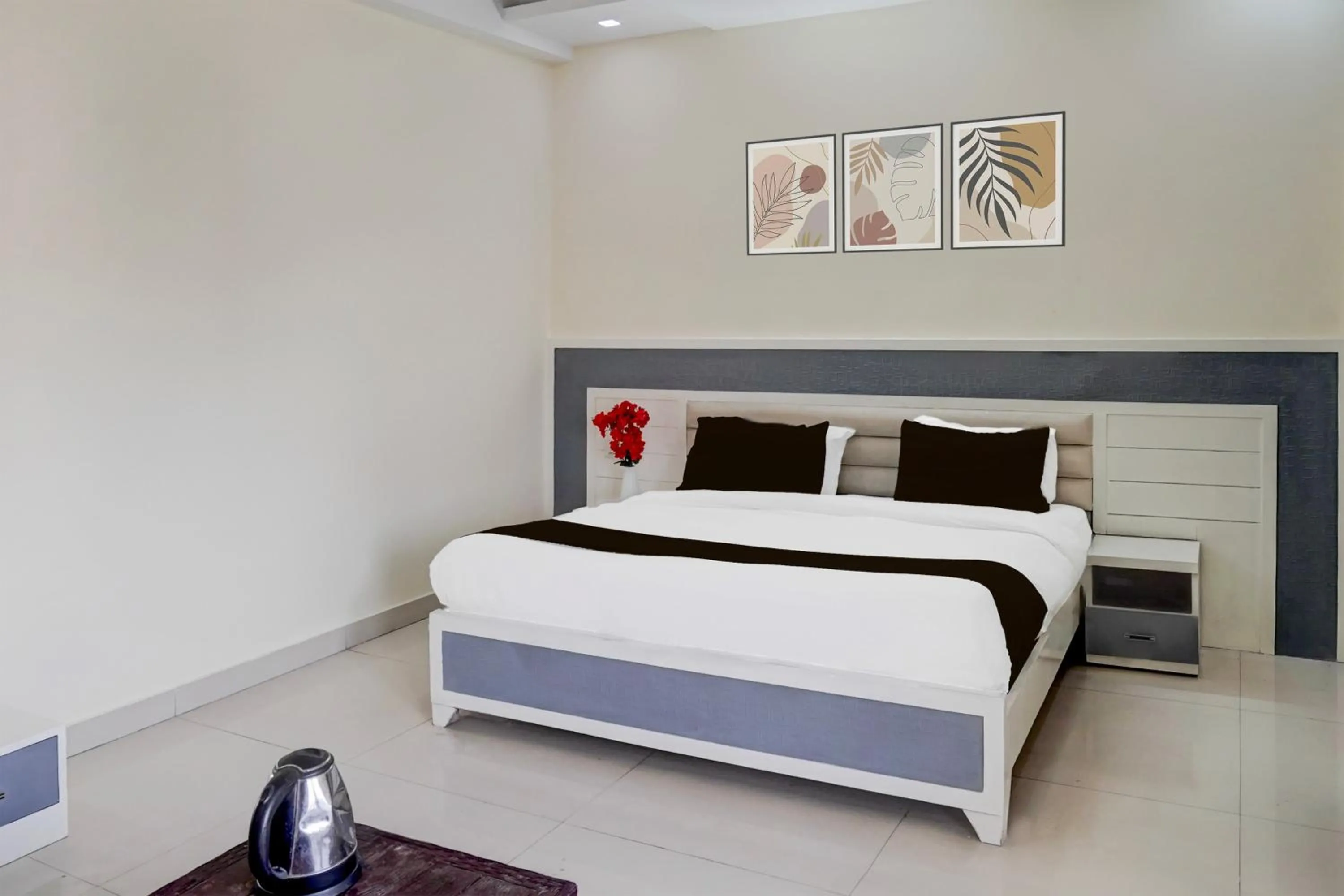 Bedroom in Super Collection O Sector 70 Noida