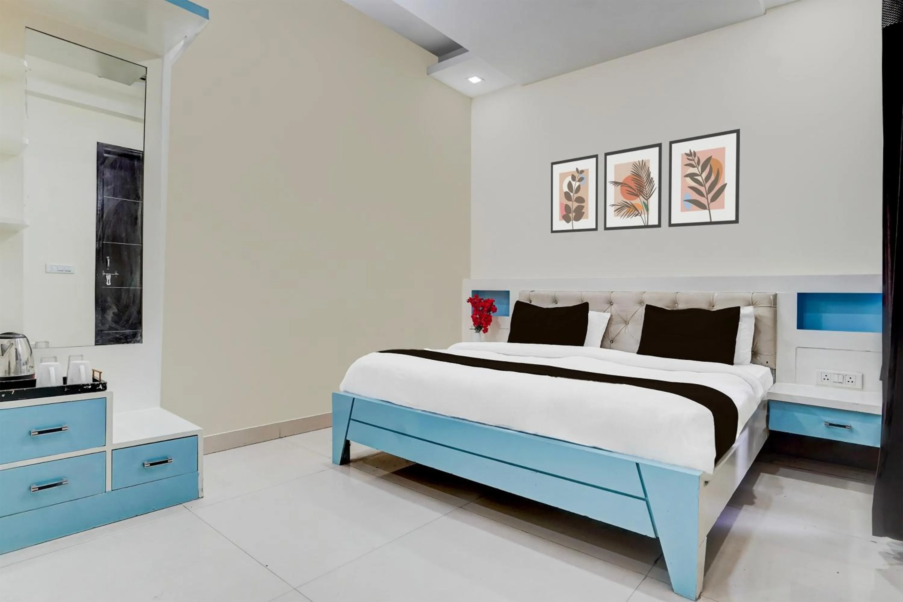 Bedroom in Super Collection O Sector 70 Noida