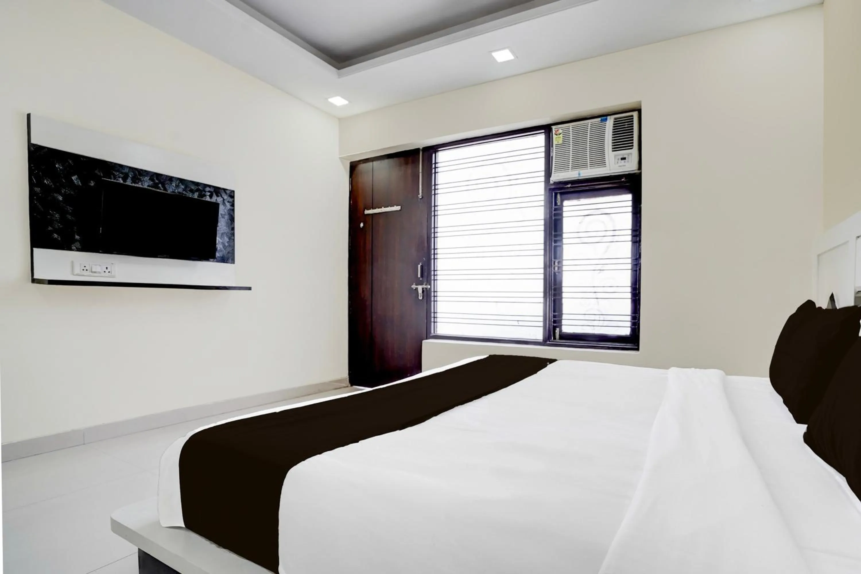 Bedroom in Super Collection O Sector 70 Noida