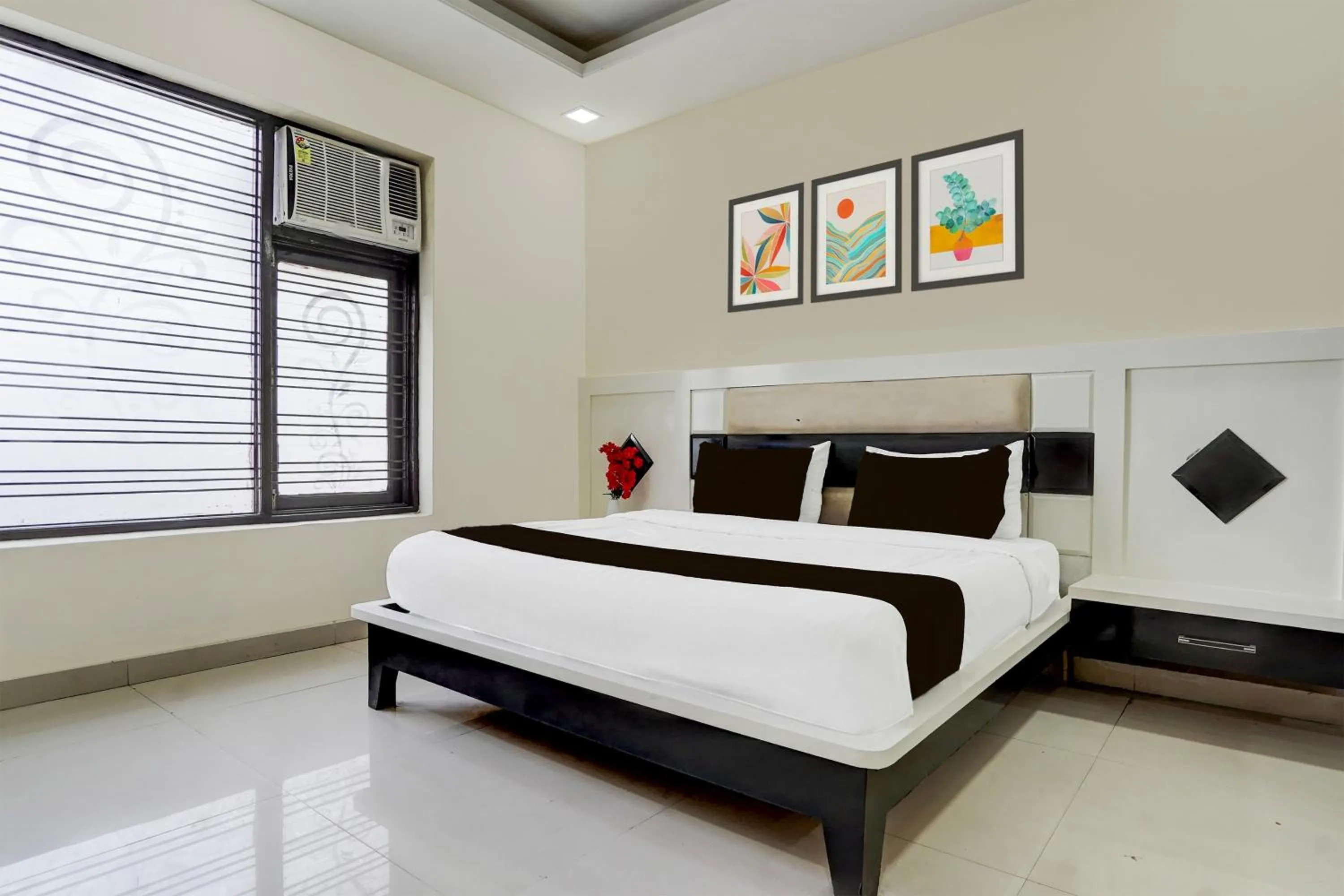 Bedroom in Super Collection O Sector 70 Noida