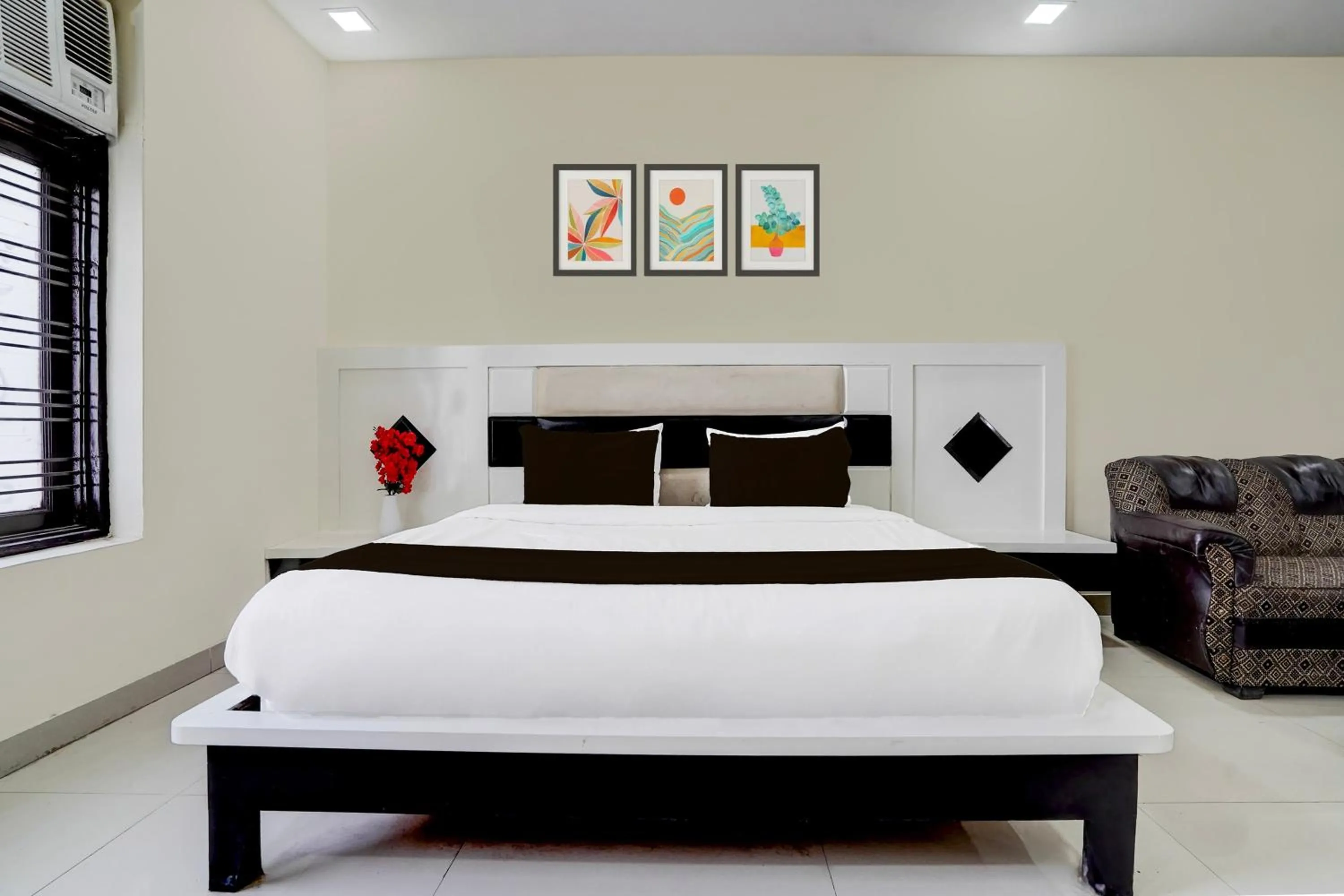 Bedroom in Super Collection O Sector 70 Noida