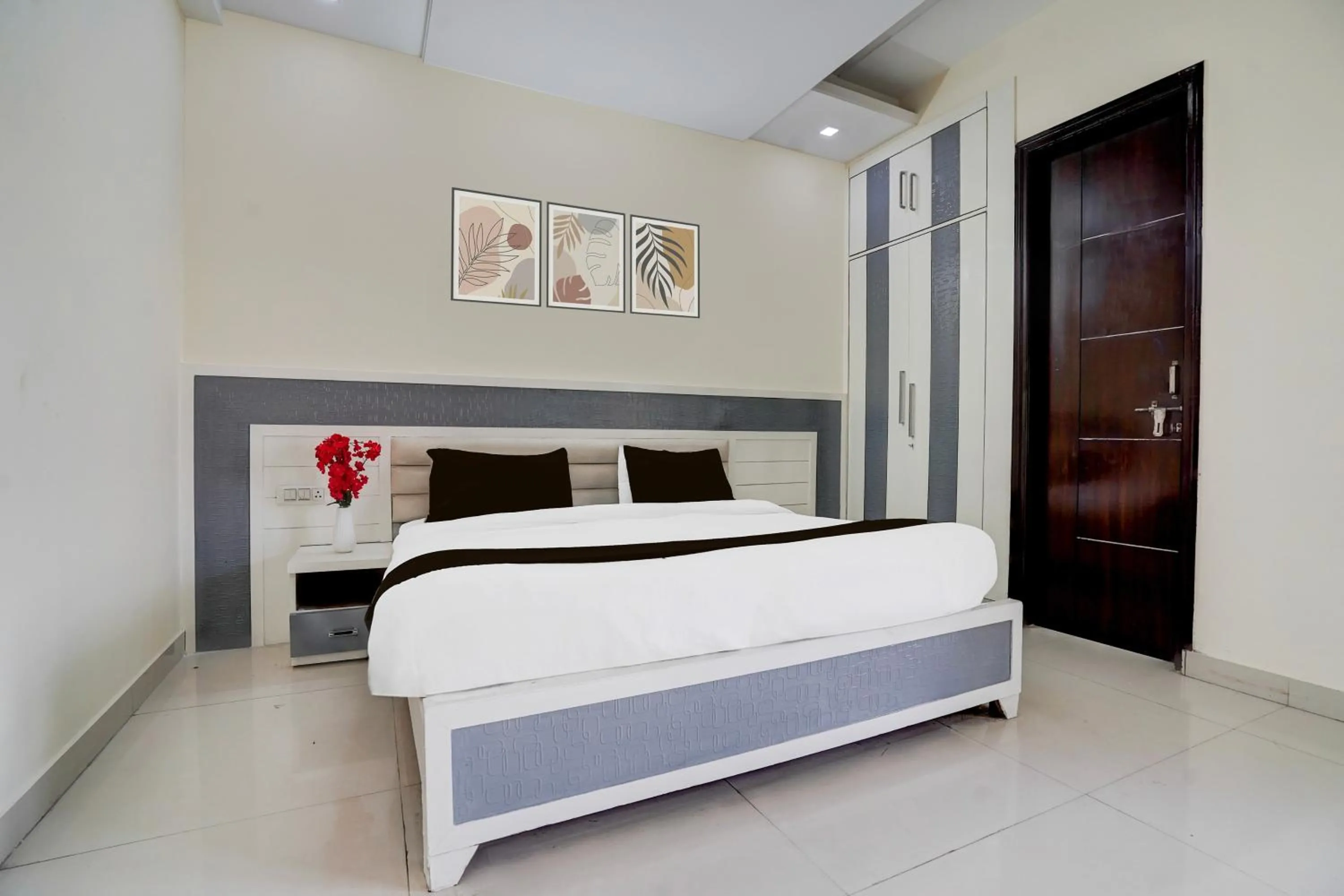 Bedroom in Super Collection O Sector 70 Noida