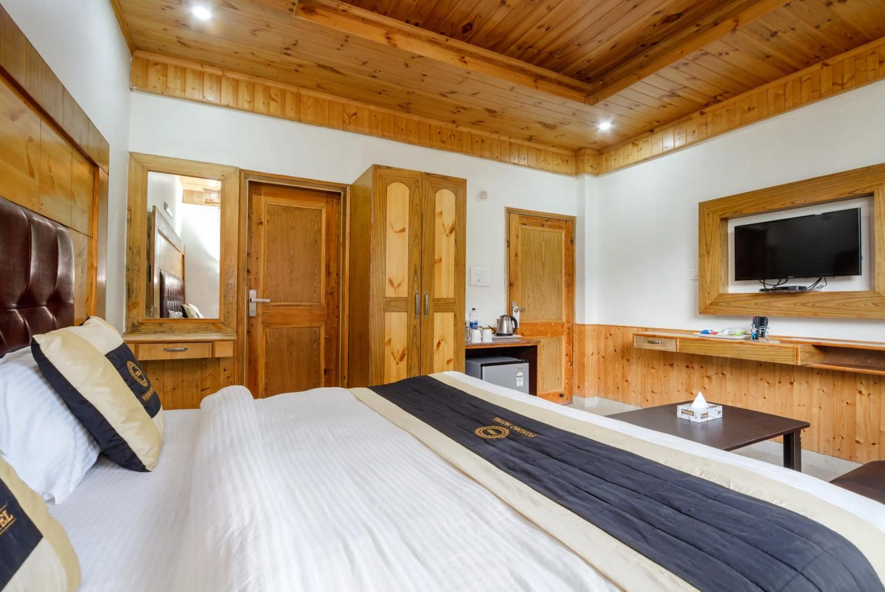 Communal lounge/ TV room, Bed in Hotel Cherry Manali