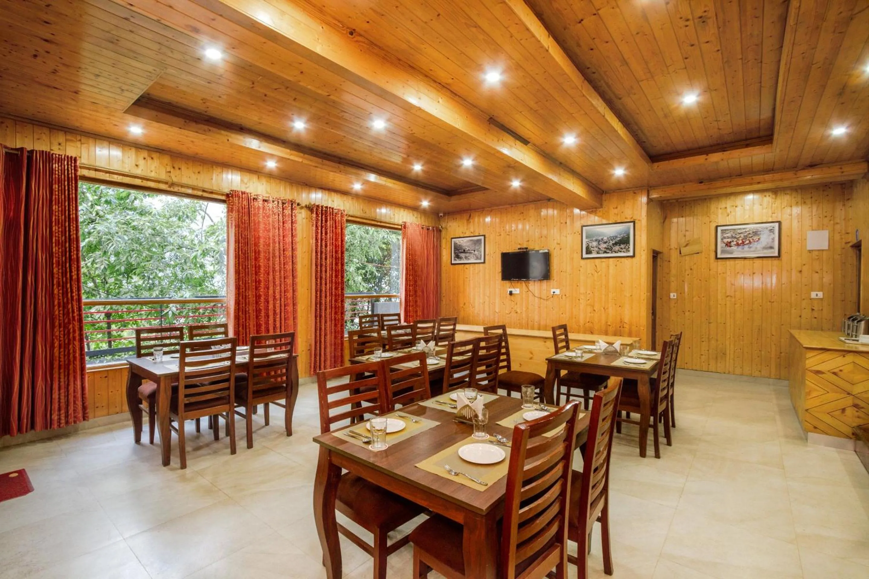 Restaurant/places to eat in Hotel Cherry Manali