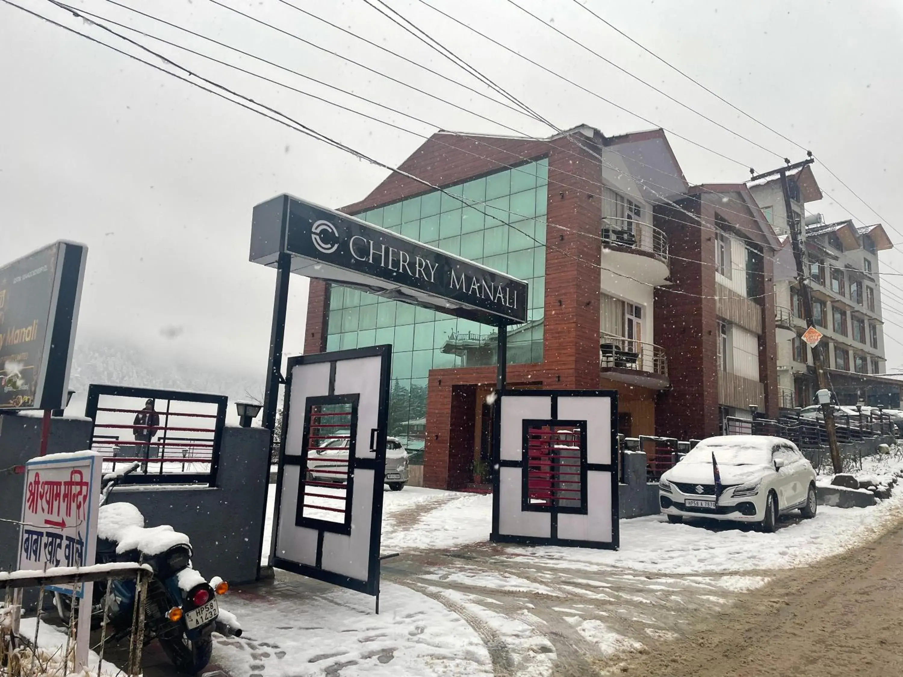 Property building in Hotel Cherry Manali Property building in Hotel Cherry Manali