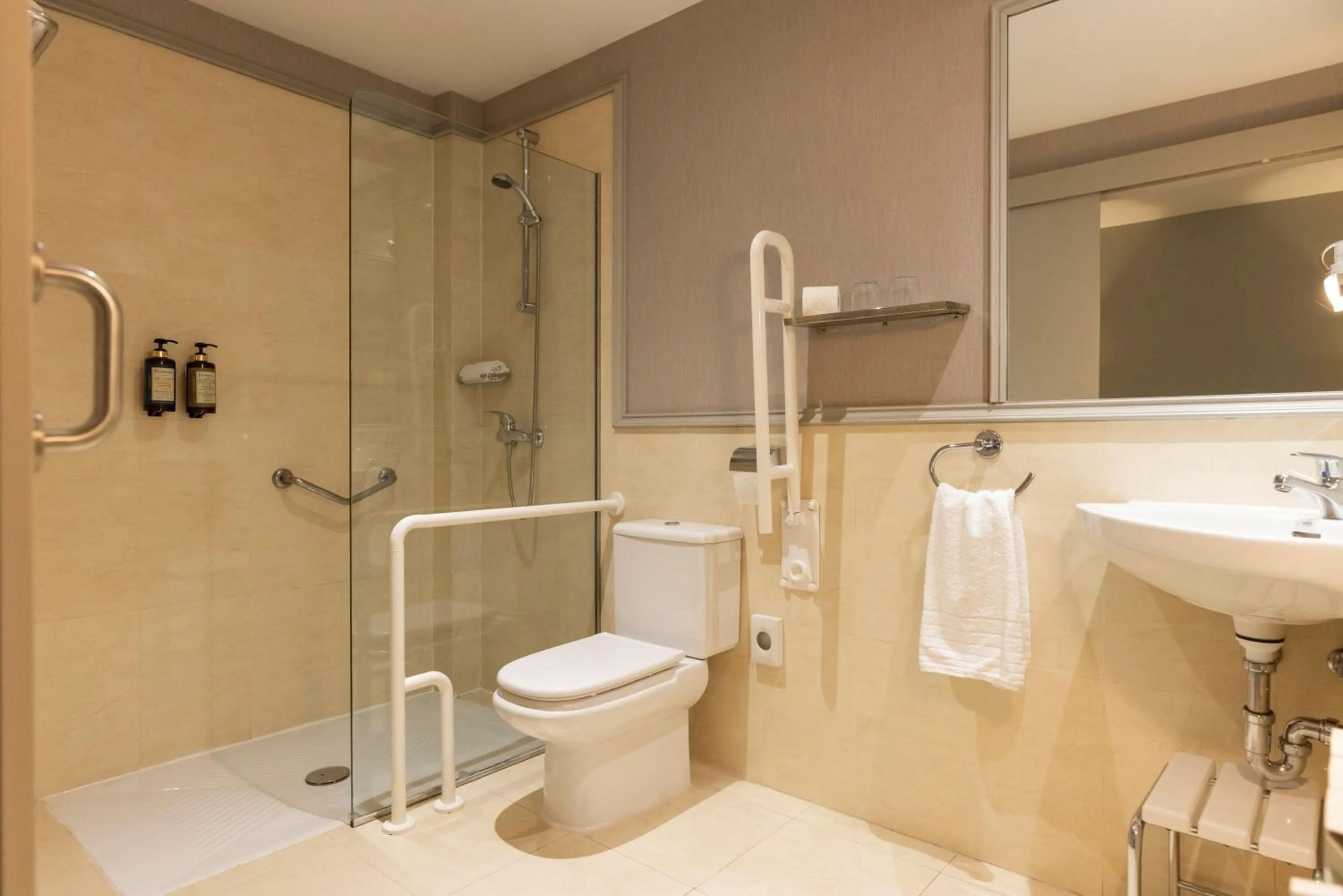 Shower in Hotel PAX Torrelodones