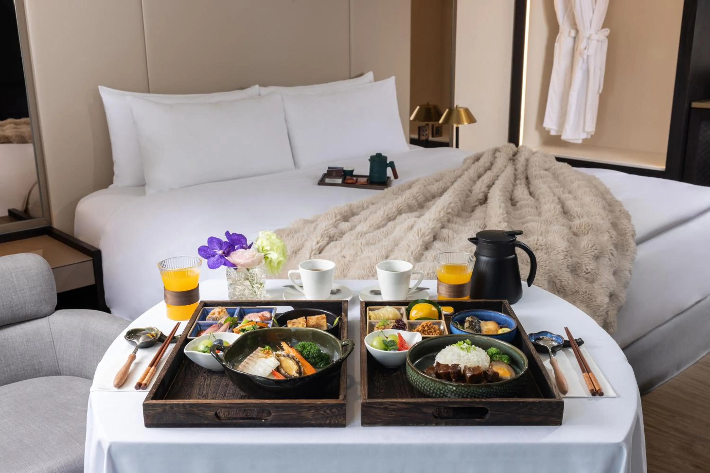 Food and drinks, Bed in Voyage Kaohsiung By Cosmos Oasis